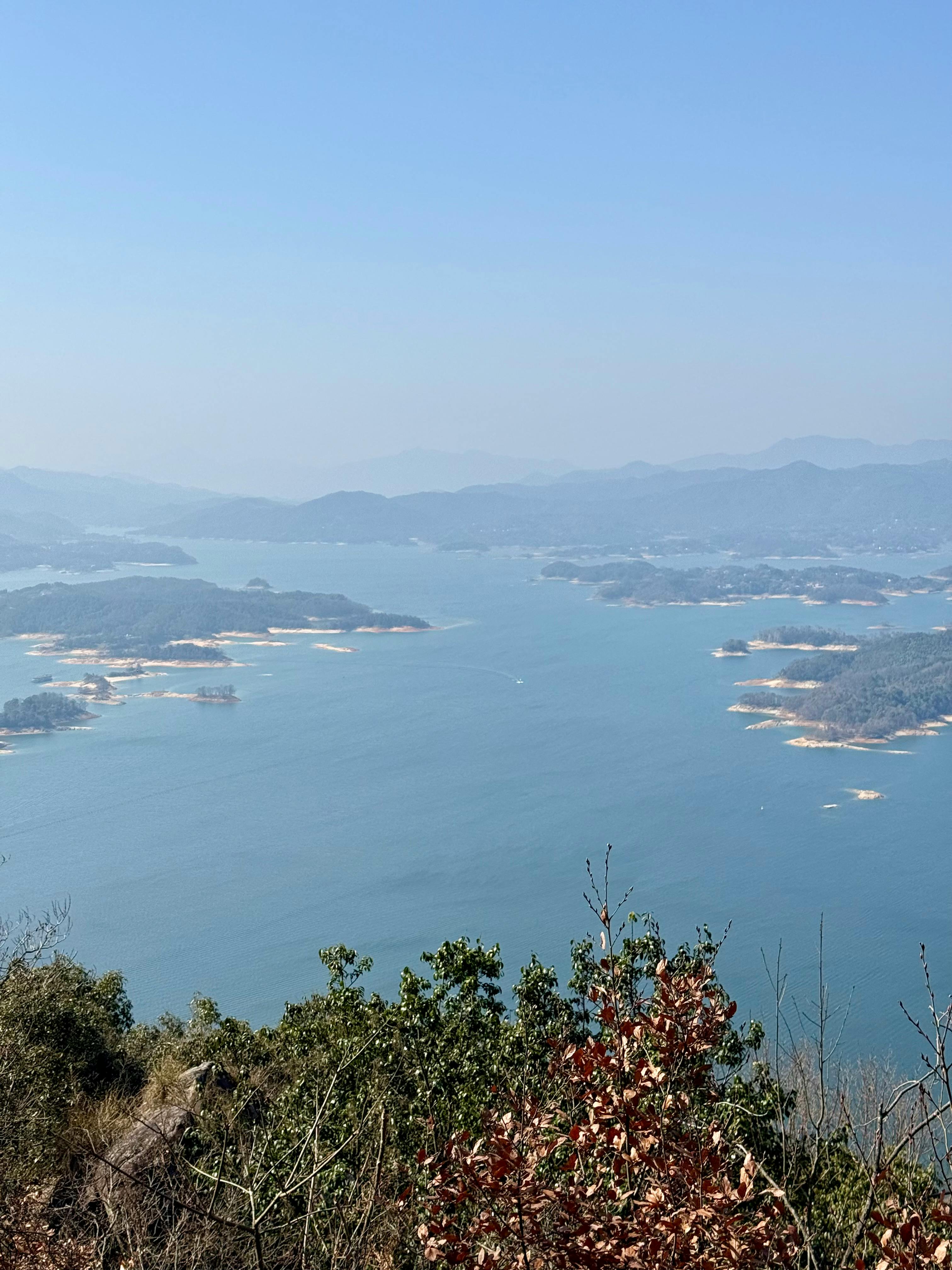 Gratis En betagende udsigt over Qiandao-søens øer ovenfra, der fremviser roligt vand og fredfyldte omgivelser. Lagerfoto