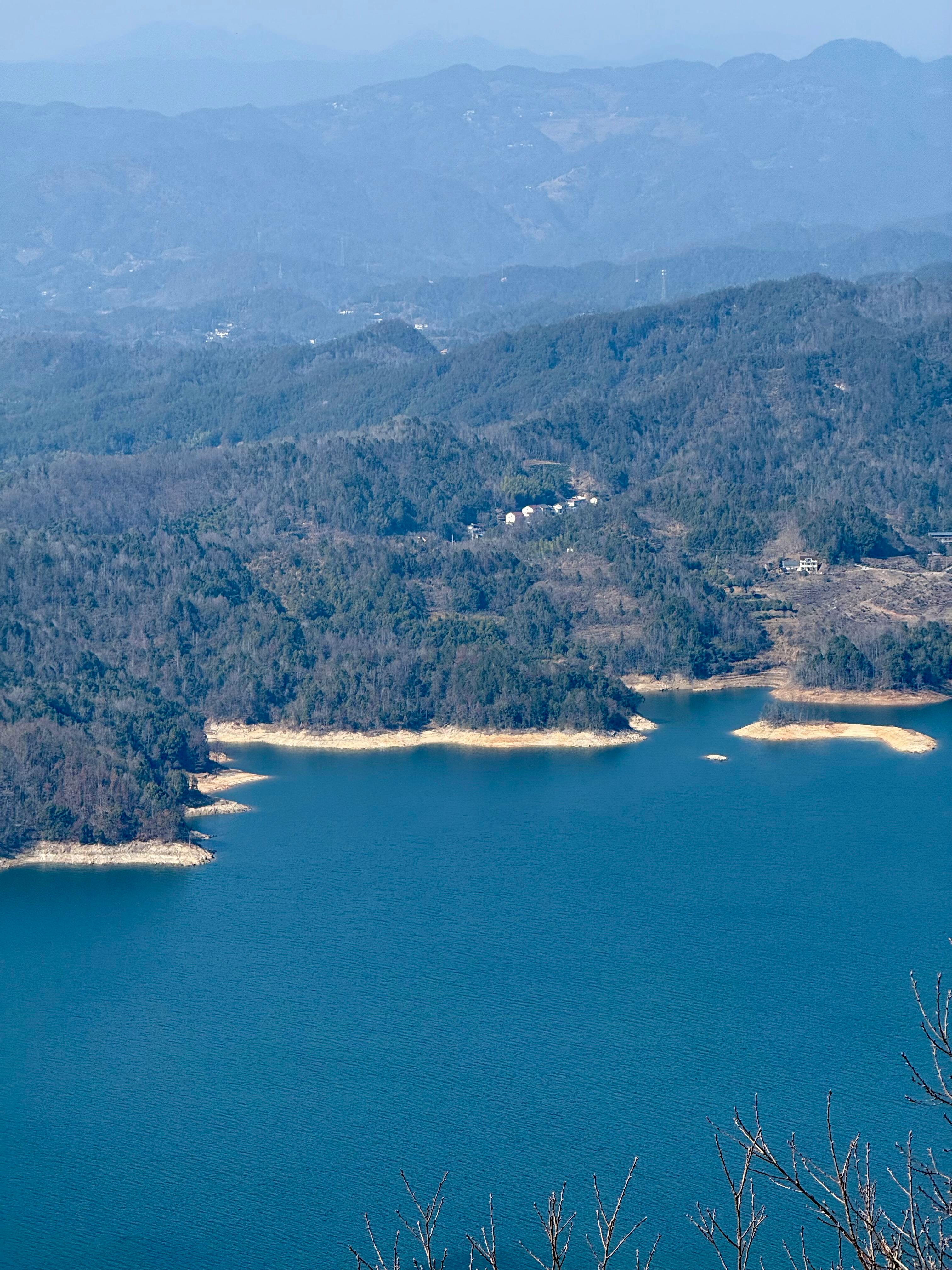 Kostenlos Atemberaubende Luftaufnahme eines Sees, umgeben von üppigen Bergen in leuchtenden Blau- und Grüntönen. Stock-Foto