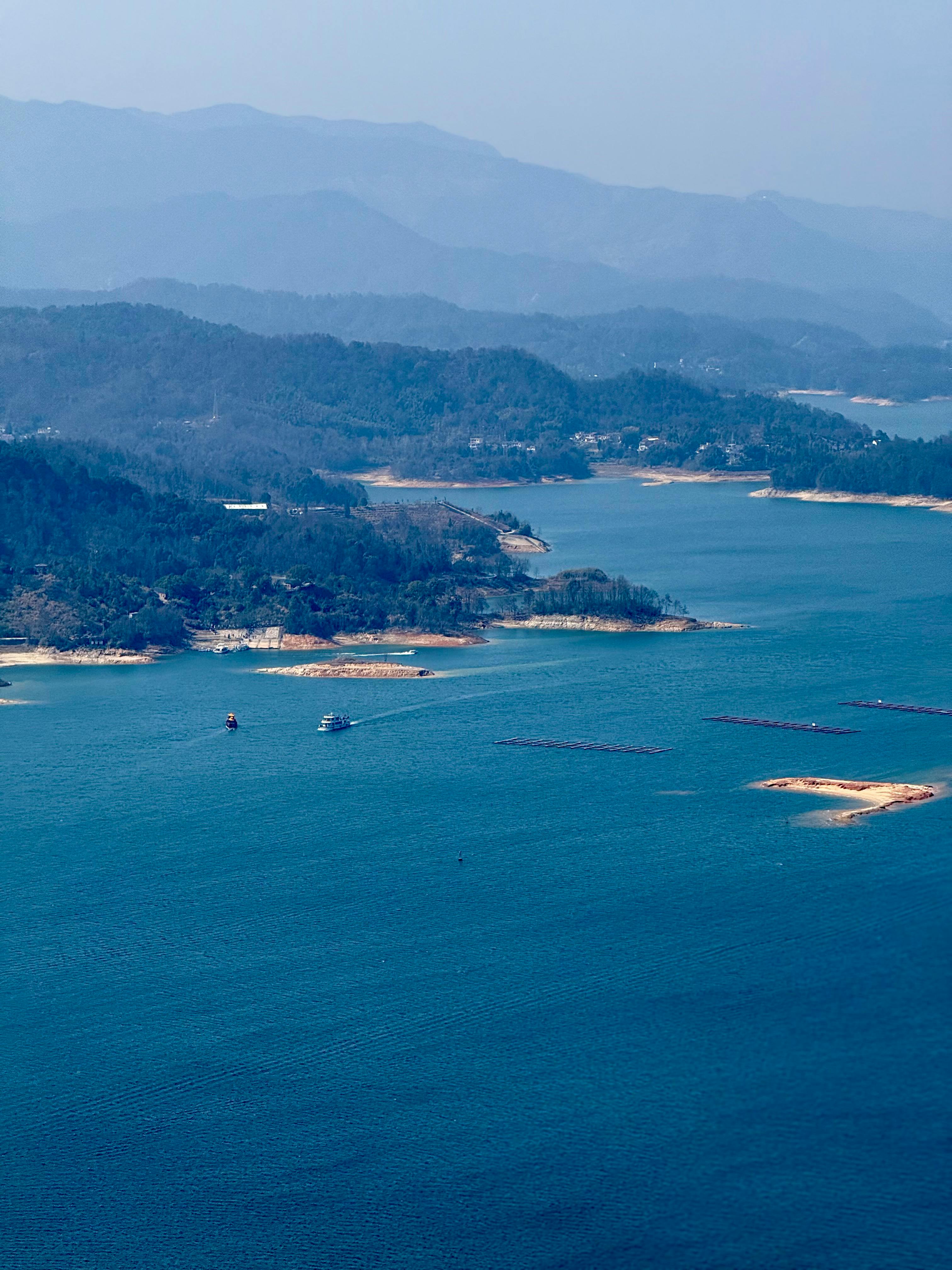 Kostenlos Faszinierende Luftaufnahme von blauem Wasser, umgeben von Bergen, die die unberührte Schönheit der Natur zur Schau stellt. Stock-Foto
