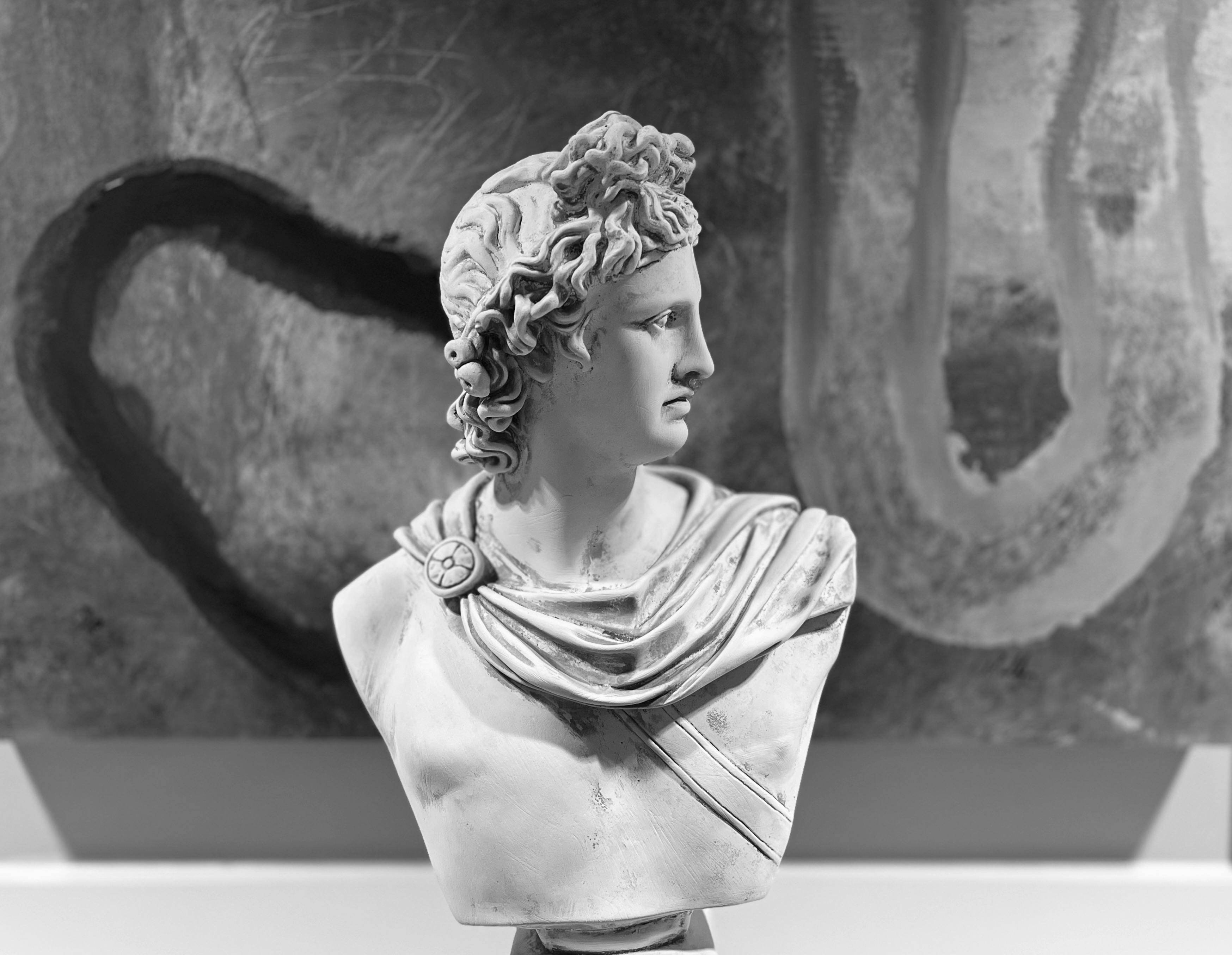 Gratis Svart-hvitt-bilde av en klassisk marmorbyste med abstrakt bakgrunn. Arkivbilde