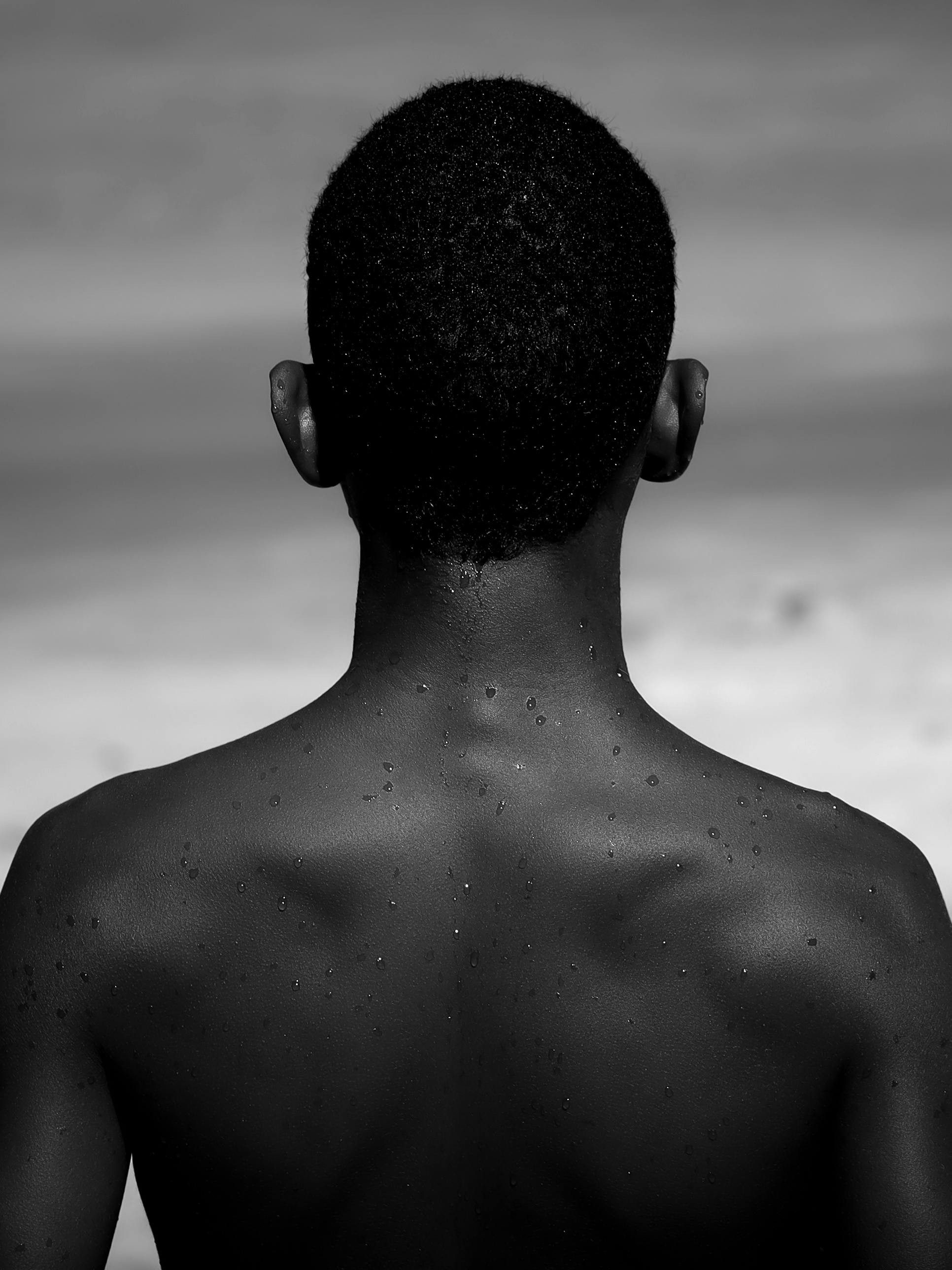 Kostenlos Künstlerisches Schwarz-Weiß-Porträt eines jungen Menschen mit Wassertropfen. Stock-Foto
