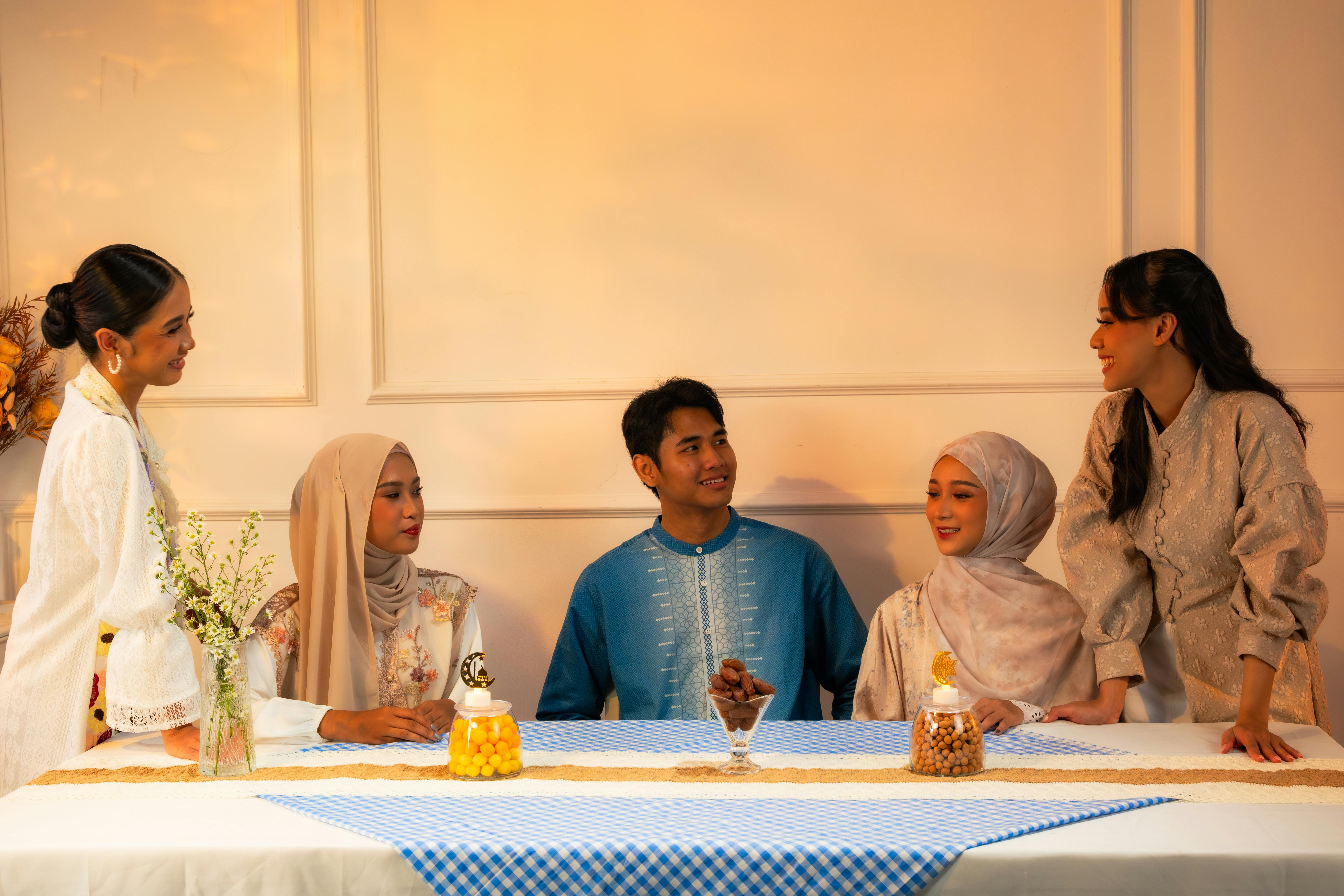 Kostenlos Eine fröhliche Familienzusammenkunft zur Feier des Ramadan in Jakarta. Stock-Foto