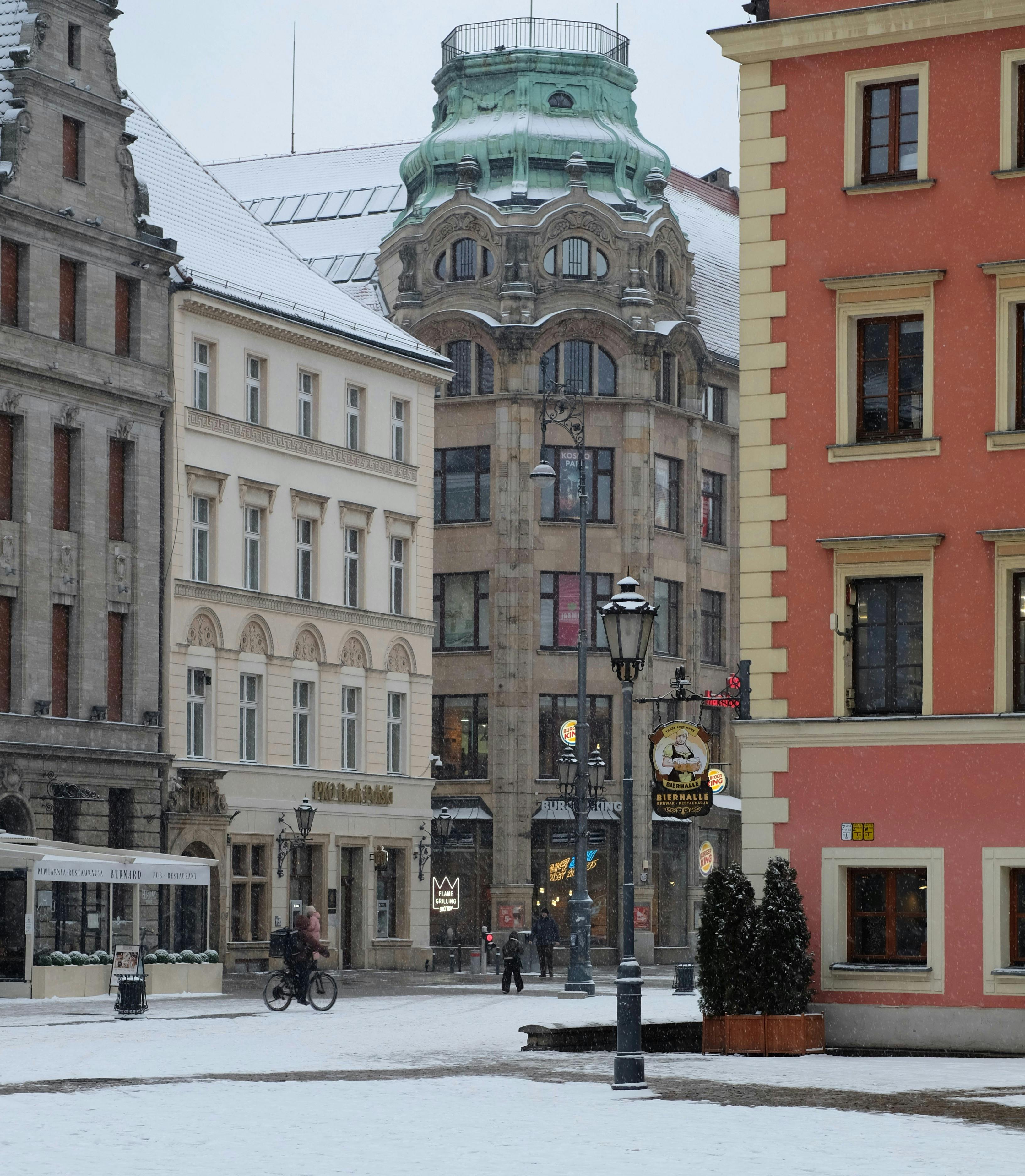 Δωρεάν στοκ φωτογραφιών με άνθρωποι που περπατούν, αρχιτεκτονικές λεπτομέρειες, αστική γοητεία Φωτογραφία από στοκ φωτογραφιών