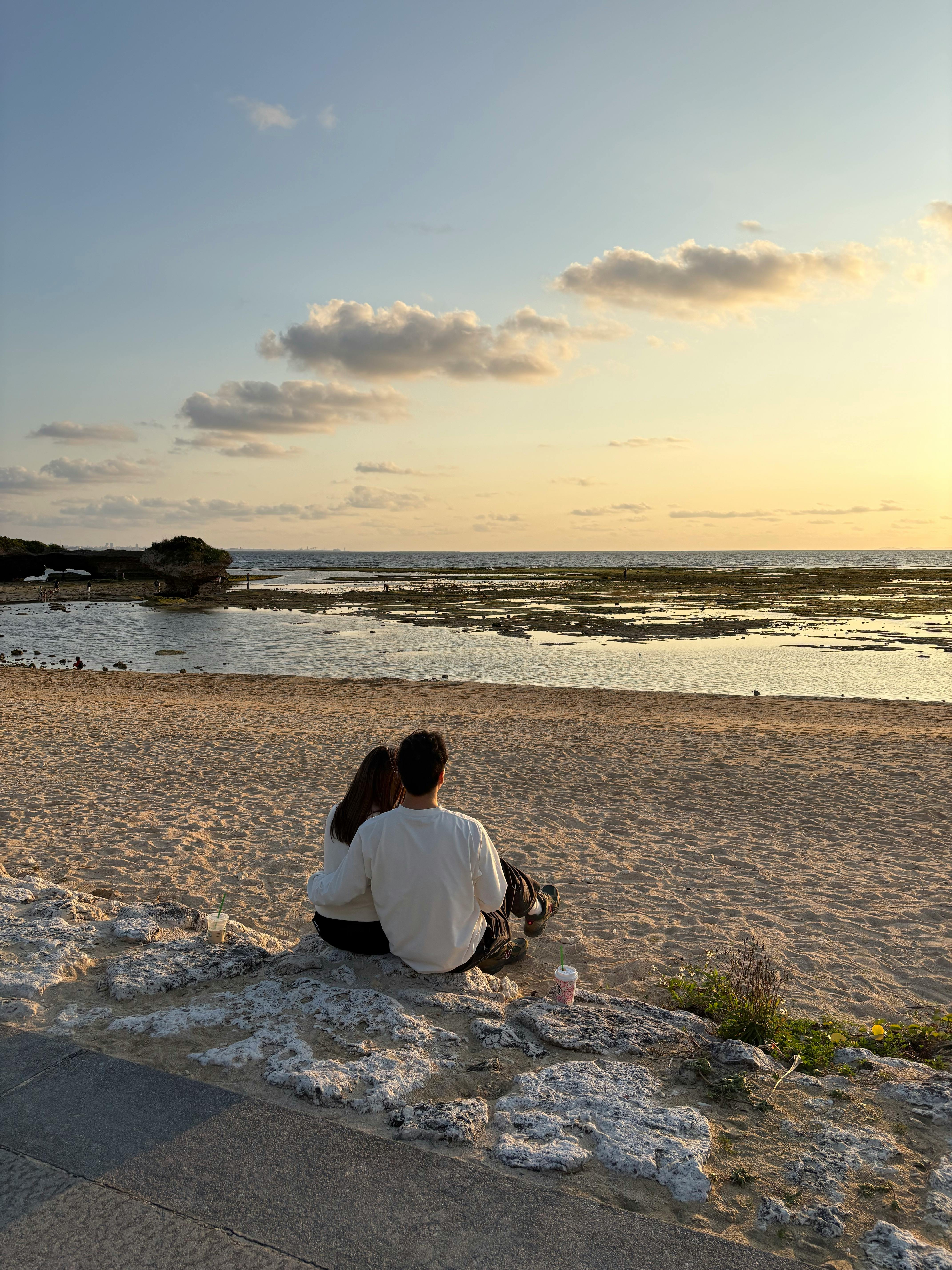 Gratis Par Nyter Solnedgangen. Arkivbilde