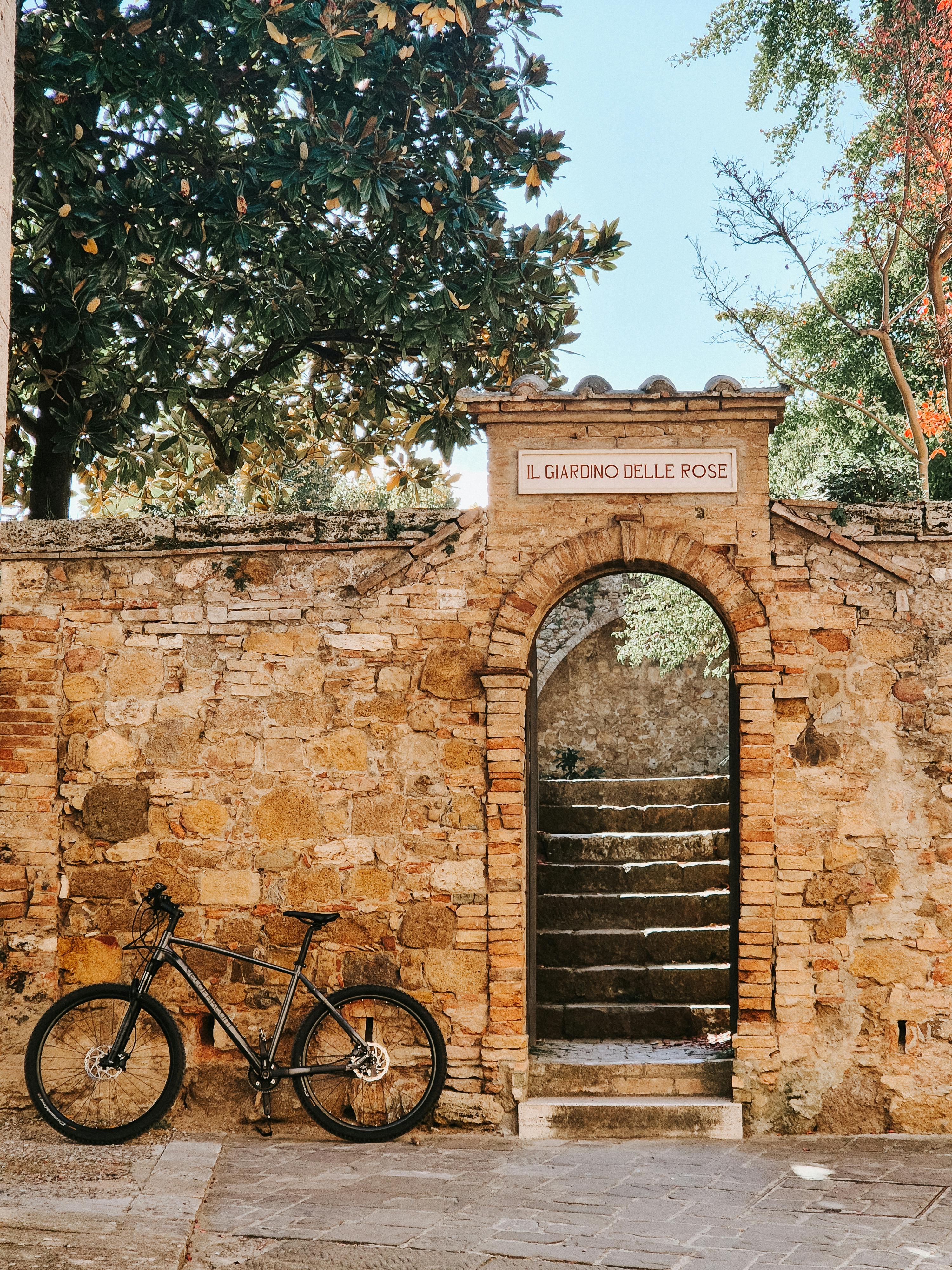 Δωρεάν στοκ φωτογραφιών με vintage ποδήλατο, ανοικτή πύλη, αρχιτεκτονική Φωτογραφία από στοκ φωτογραφιών
