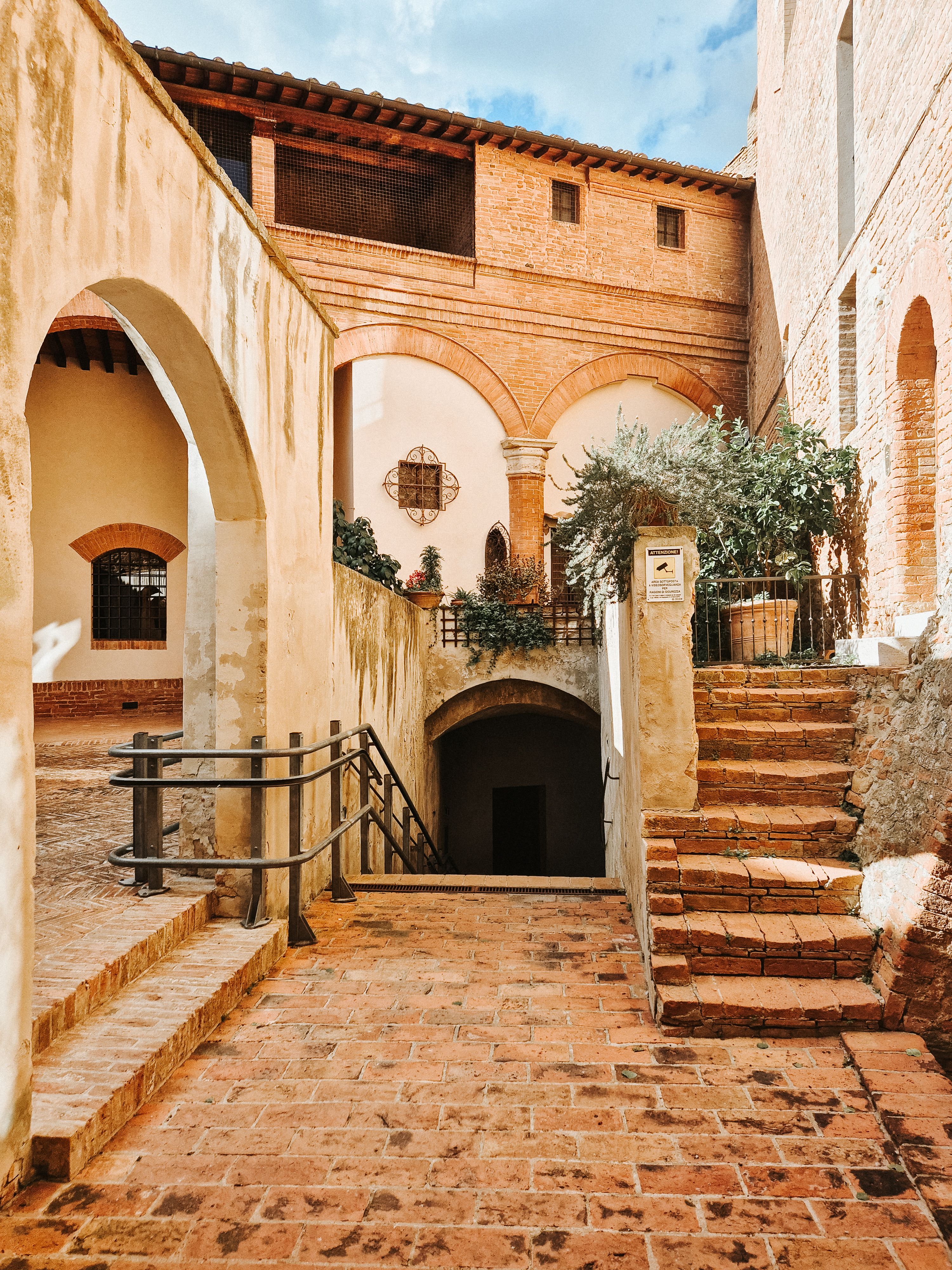 Rustic Mediterranean Courtyard with Archways · Free Stock Photo