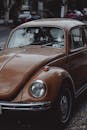 一辆经典的棕色大众甲壳虫停在澳大利亚墨尔本里士满的一条街道上