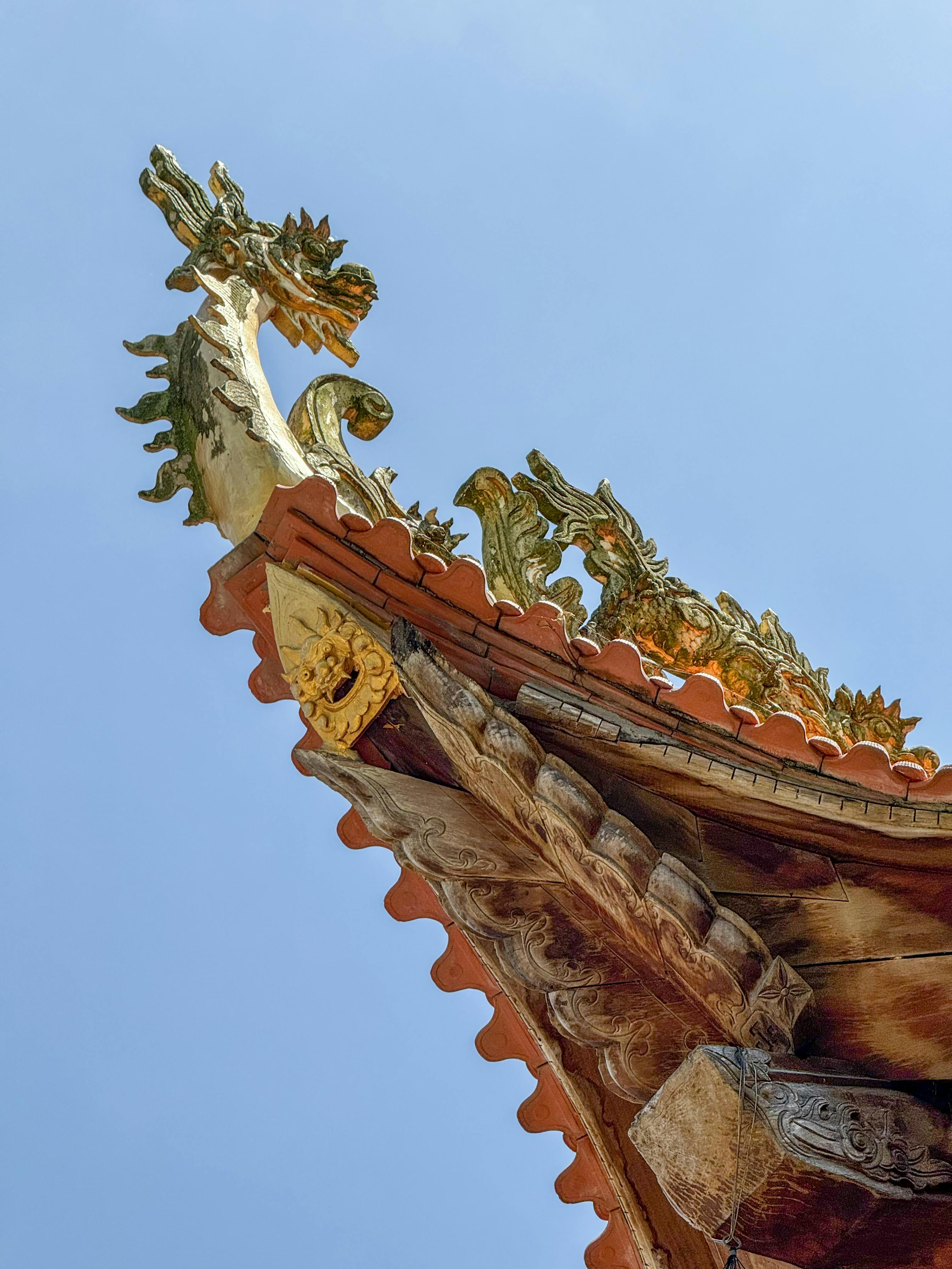 Gratis Nærbilde av et utsmykket dragetak på en tradisjonell vietnamesisk struktur i Hậu Giang. Arkivbilde