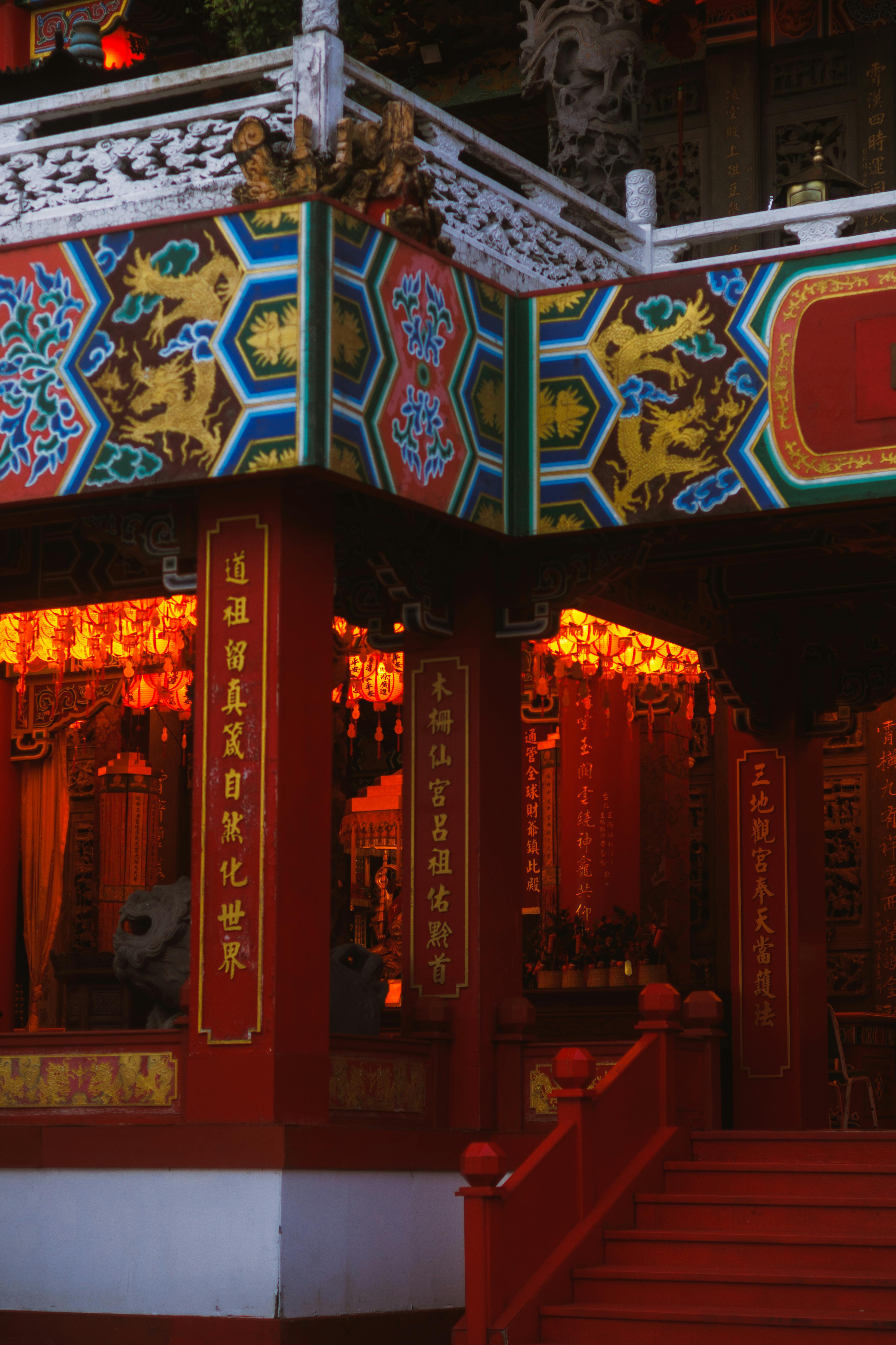 Δωρεάν Πολύχρωμος ναός με περίτεχνες ασιατικές αρχιτεκτονικές λεπτομέρειες και περίπλοκα γλυπτά. Φωτογραφία από στοκ φωτογραφιών