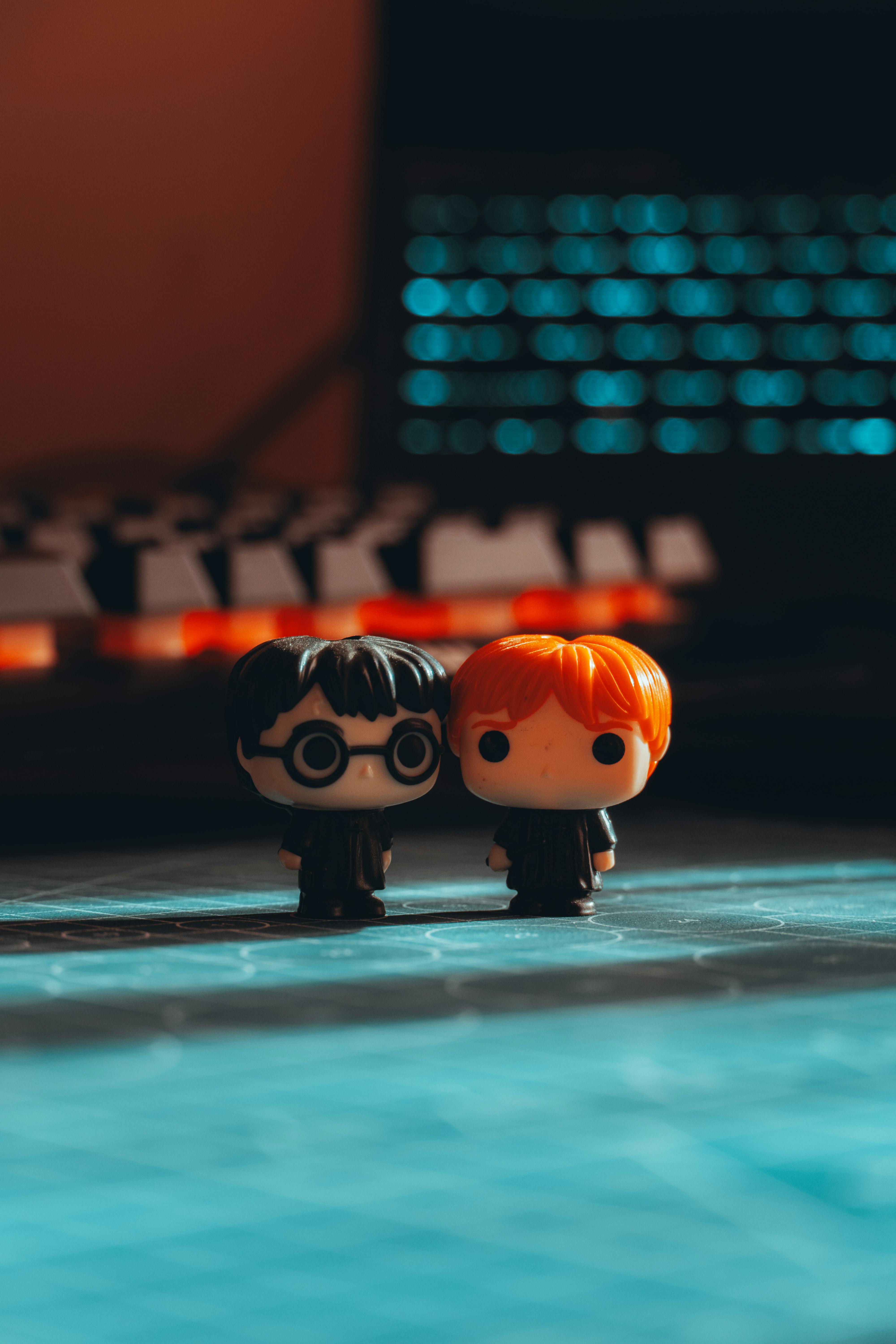 Gratis Fotografia vivida di piccole action figure su un desktop, che mostrano un'esibizione artistica e creativa. Foto a disposizione