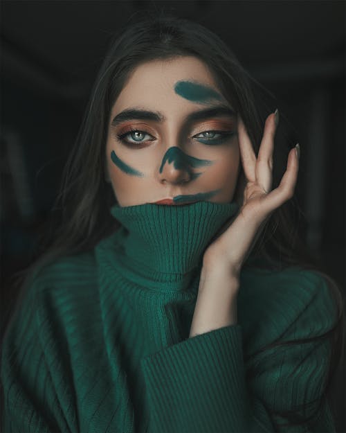 Yeşil çekme Boyunlu Bir Kızın Fotoğrafı