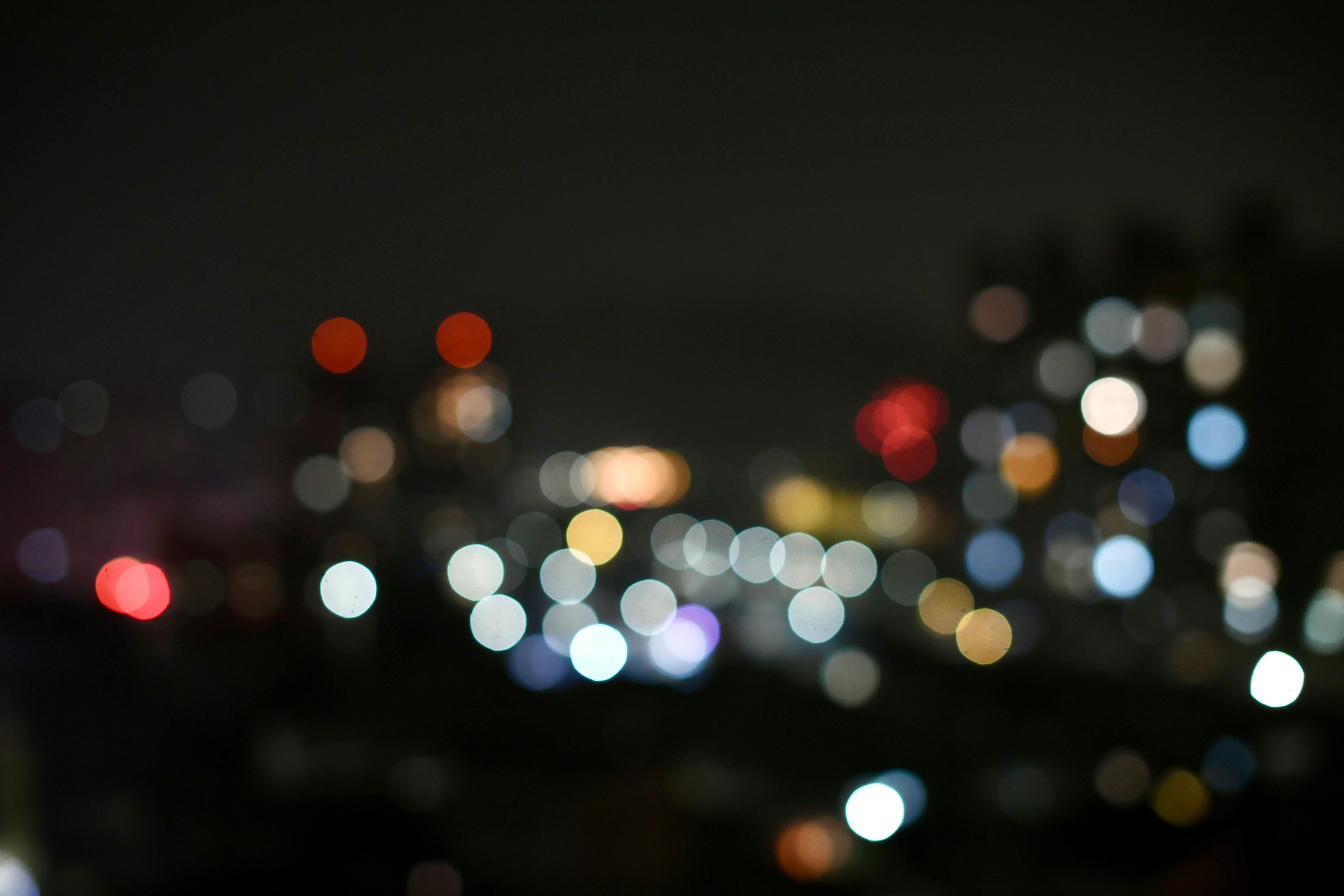 Δωρεάν Πολύχρωμα αφηρημένα φώτα bokeh απαθανατισμένα τη νύχτα σε ένα ζωντανό αστικό περιβάλλον. Φωτογραφία από στοκ φωτογραφιών