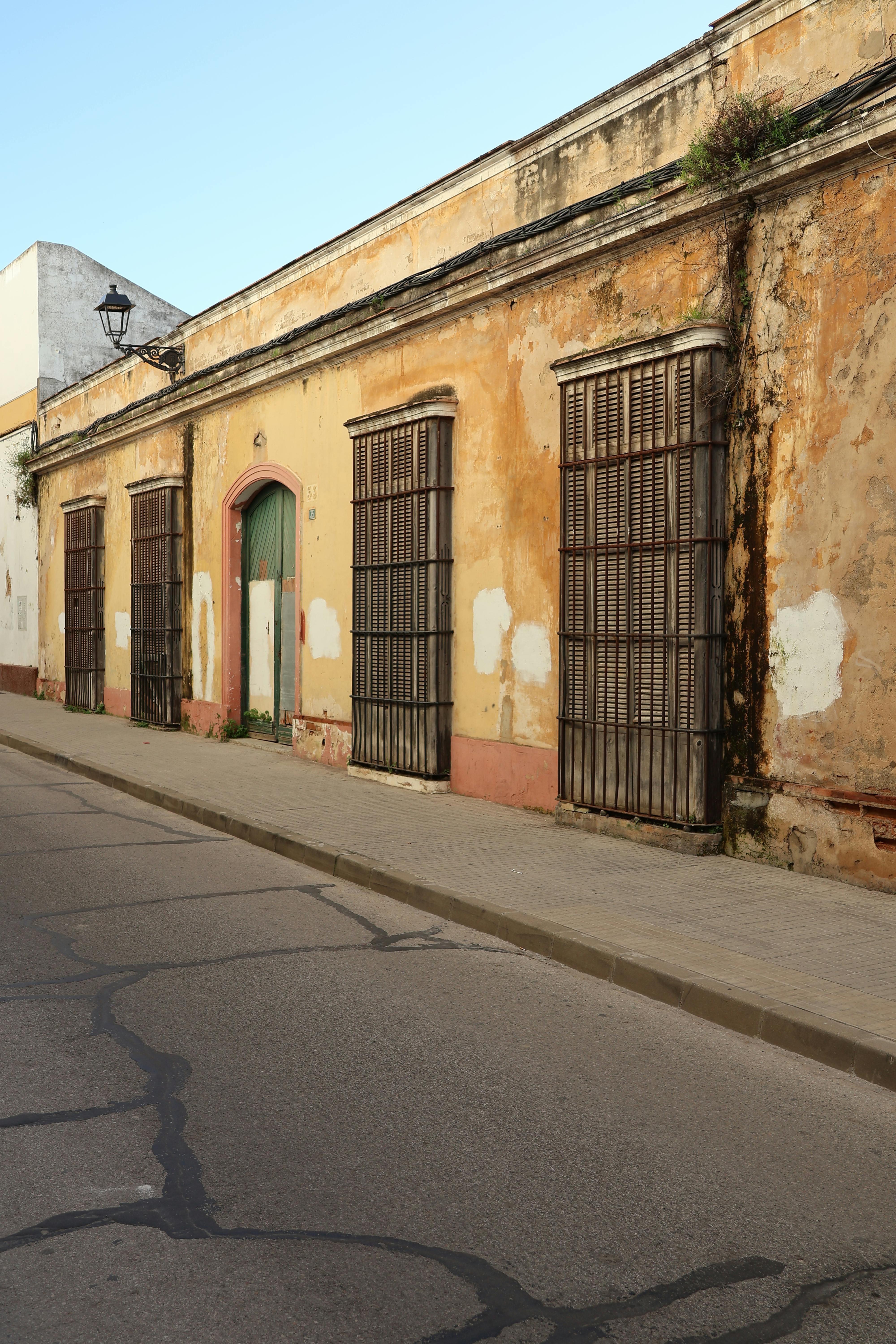 Δωρεάν Vintage αρχιτεκτονική κατά μήκος ενός ήσυχου δρόμου στο El Puerto de Santa María, Ισπανία. Φωτογραφία από στοκ φωτογραφιών