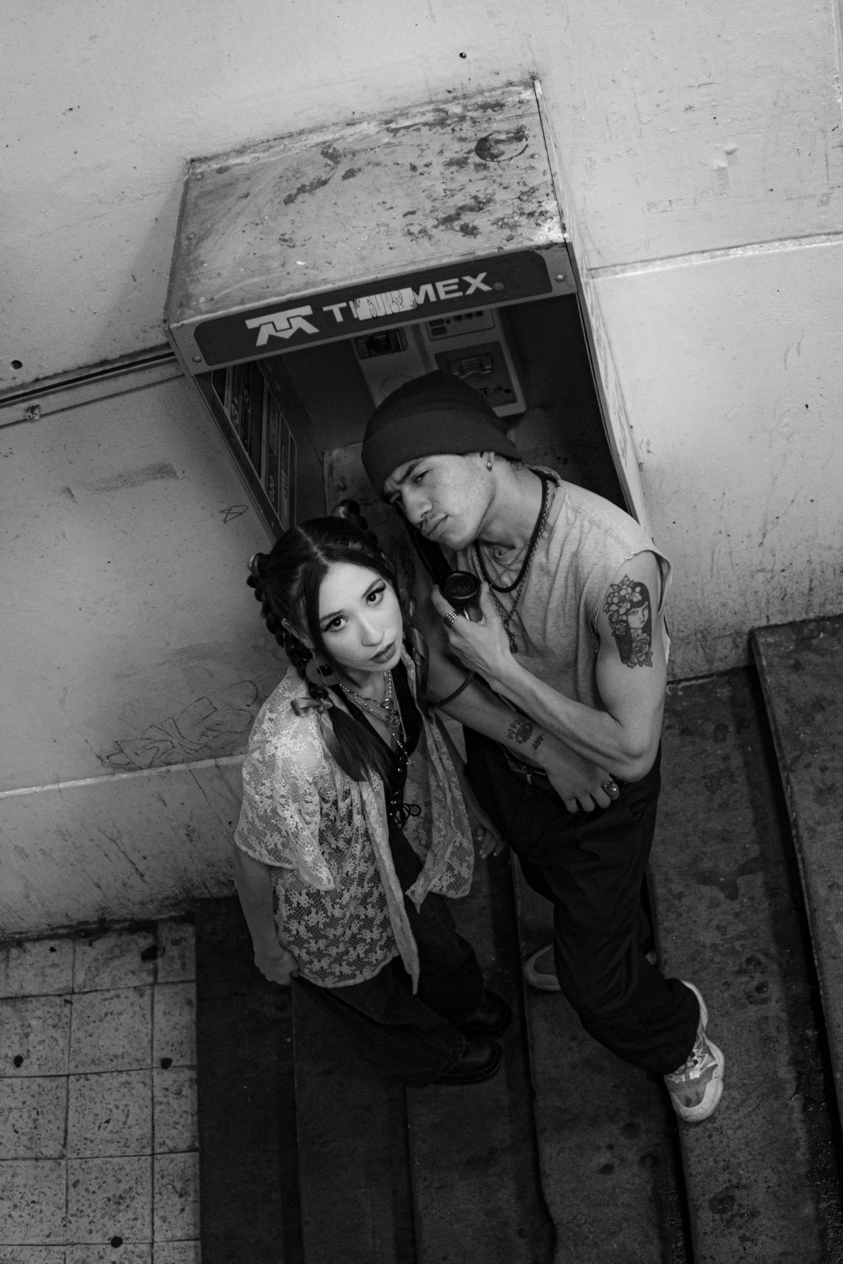 Δωρεάν Ασπρόμαυρη σκηνή δρόμου με δύο άτομα σε έναν τηλεφωνικό θάλαμο. Φωτογραφία από στοκ φωτογραφιών