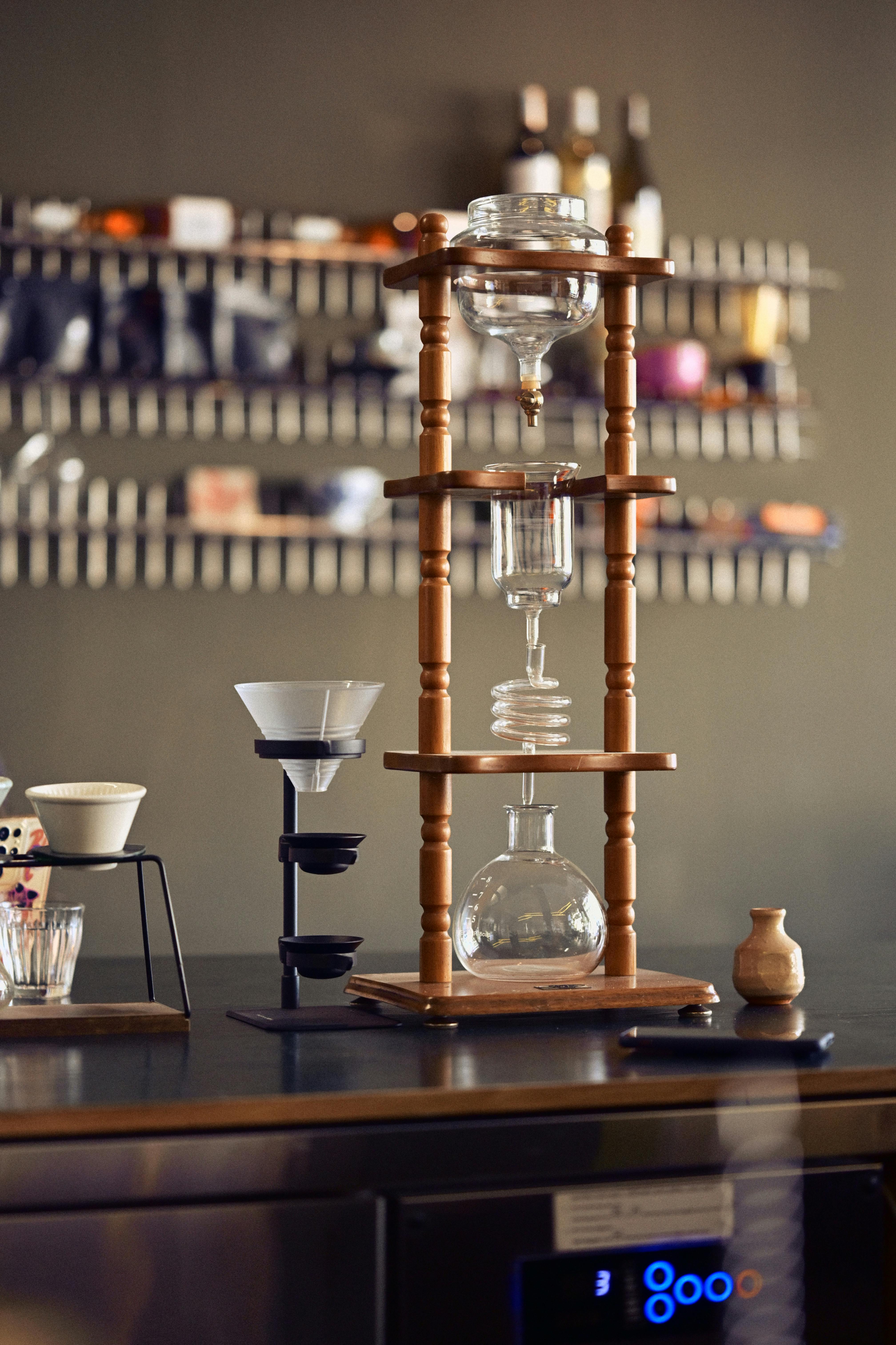 Δωρεάν Κομψή εγκατάσταση πύργου παρασκευής κρύου καφέ σε ένα ζεστό καφέ με μοντέρνο ξύλινο σχεδιασμό. Φωτογραφία από στοκ φωτογραφιών