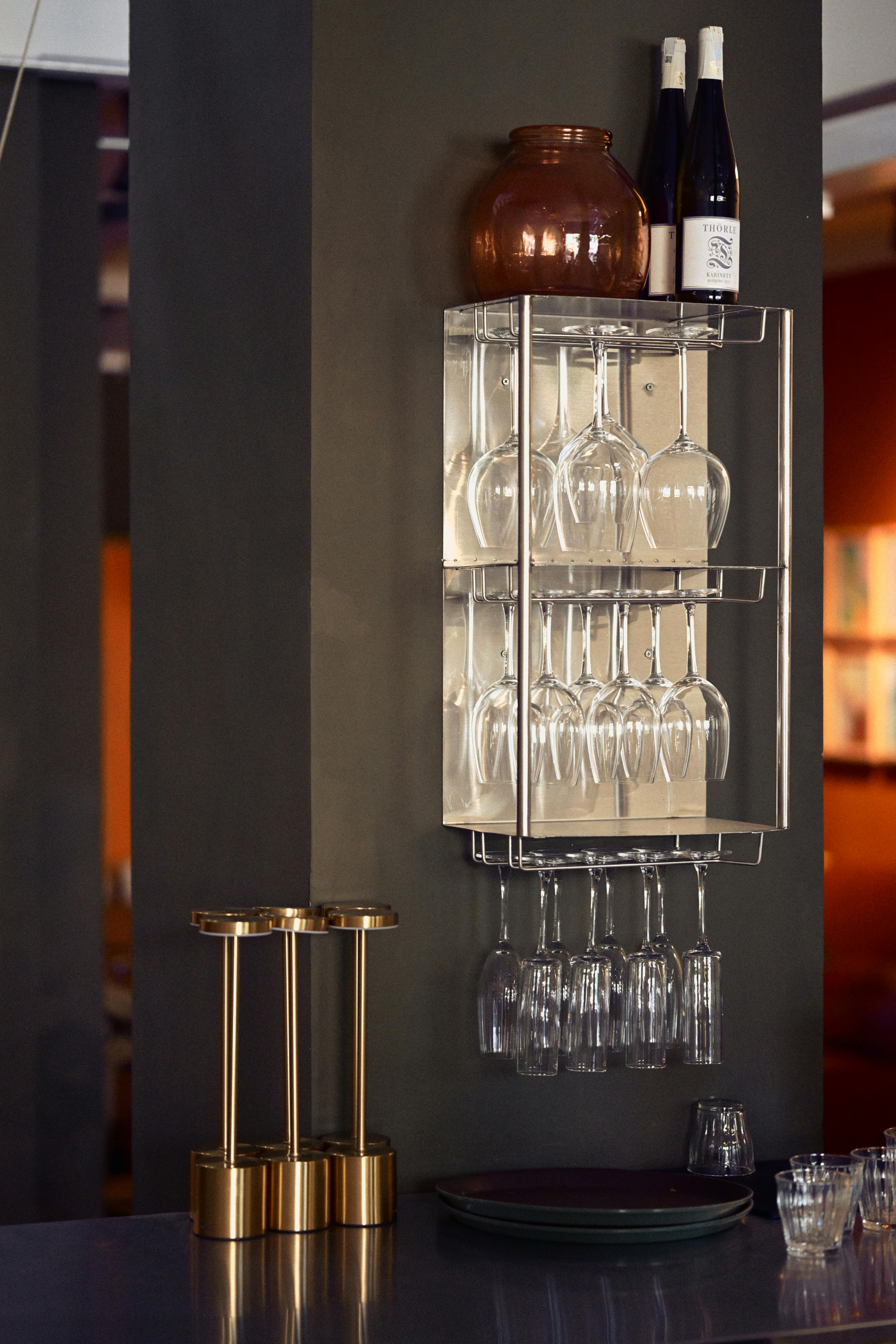 Kostenlos Stilvolles Bar-Interieur mit elegantem Weinglas-Display und stimmungsvoller Beleuchtung. Stock-Foto