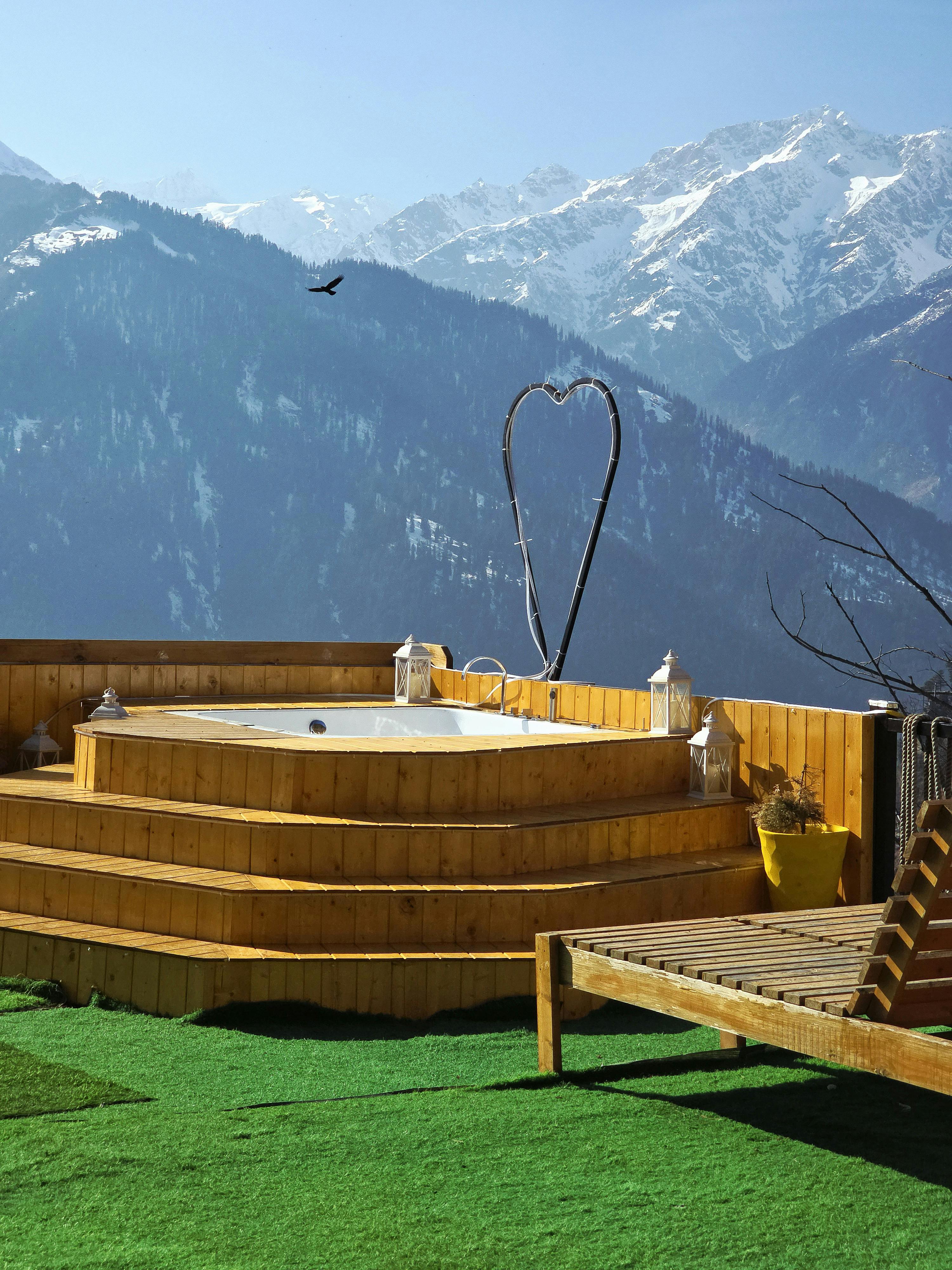 Kostenlos Entspannender Whirlpool im Freien mit atemberaubendem Blick auf die Himalaya-Bergkette in Sethan, Indien. Stock-Foto