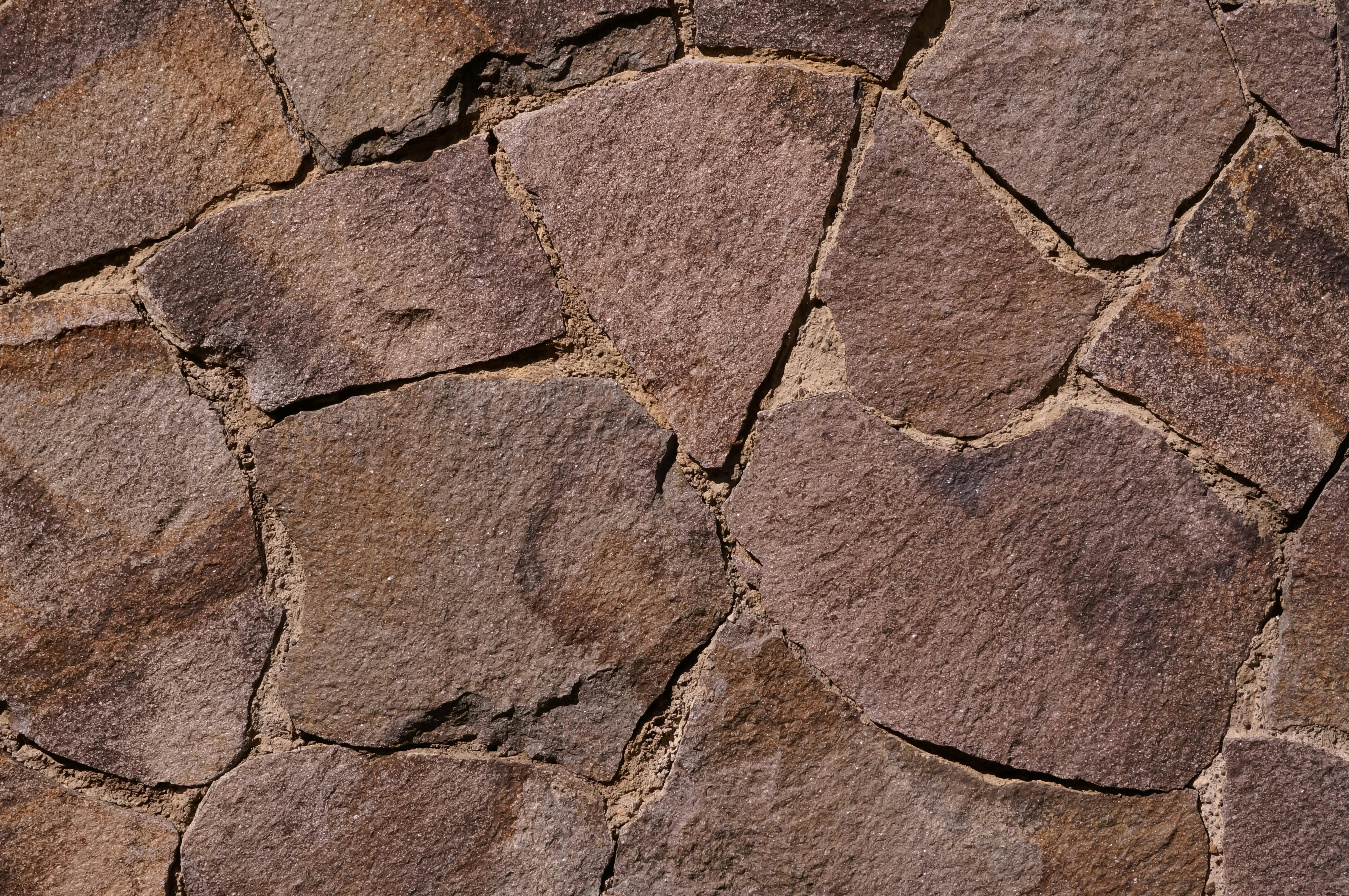 Δωρεάν Λεπτομερής άποψη μιας ρουστίκ υφής πέτρινου τοίχου, ιδανική για φόντα ή αρχιτεκτονικά σχέδια. Φωτογραφία από στοκ φωτογραφιών