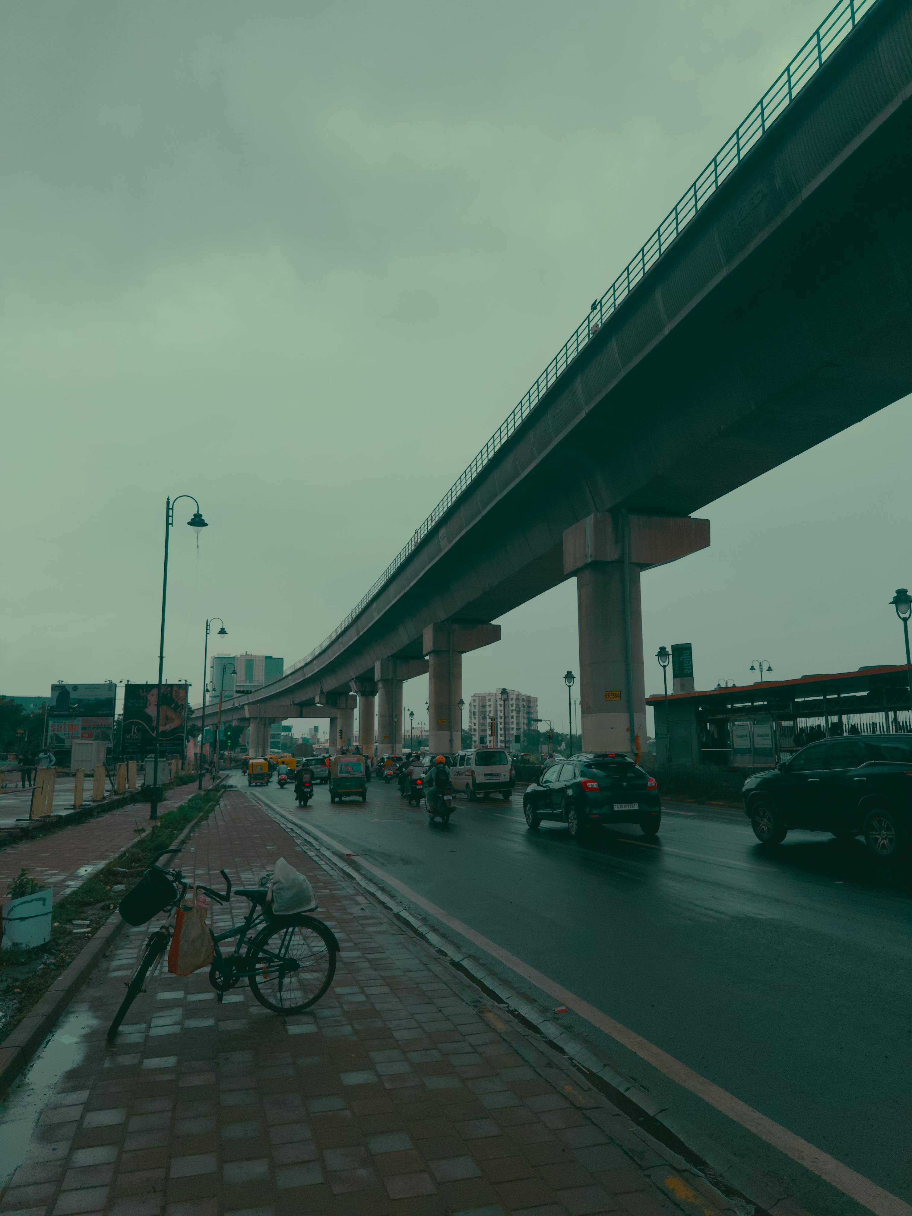 Δωρεάν Υπερυψωμένος δρόμος στο Αχμενταμπάντ με κυκλοφορία και πεζούς κατά τη διάρκεια βροχερού καιρού. Φωτογραφία από στοκ φωτογραφιών