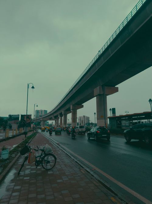 Free Elevated road in Ahmedabad with traffic and pedestrians during rainy weather. Stock Photo