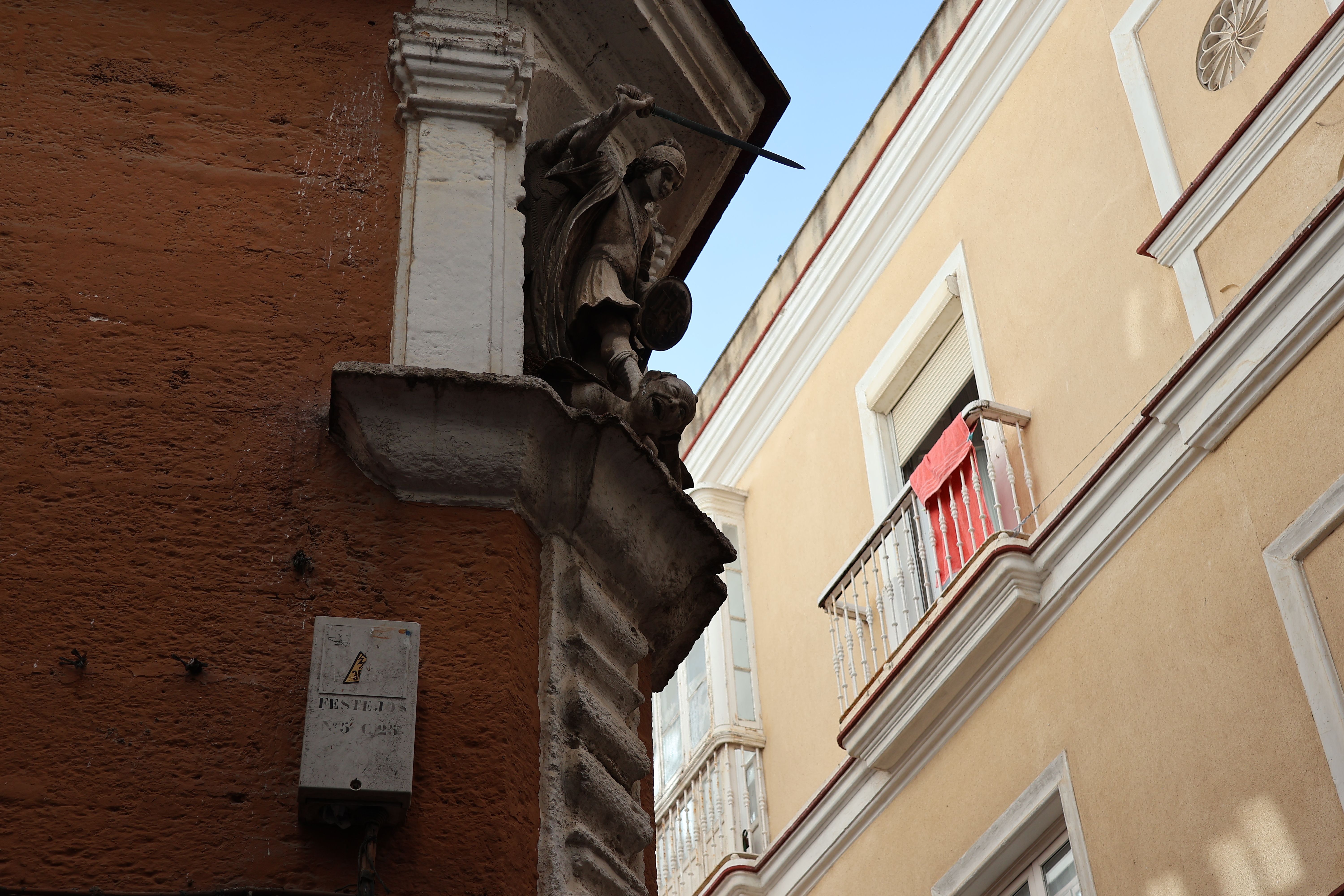 Detailed view of a historical statue and architecture in Cádiz, Spain.