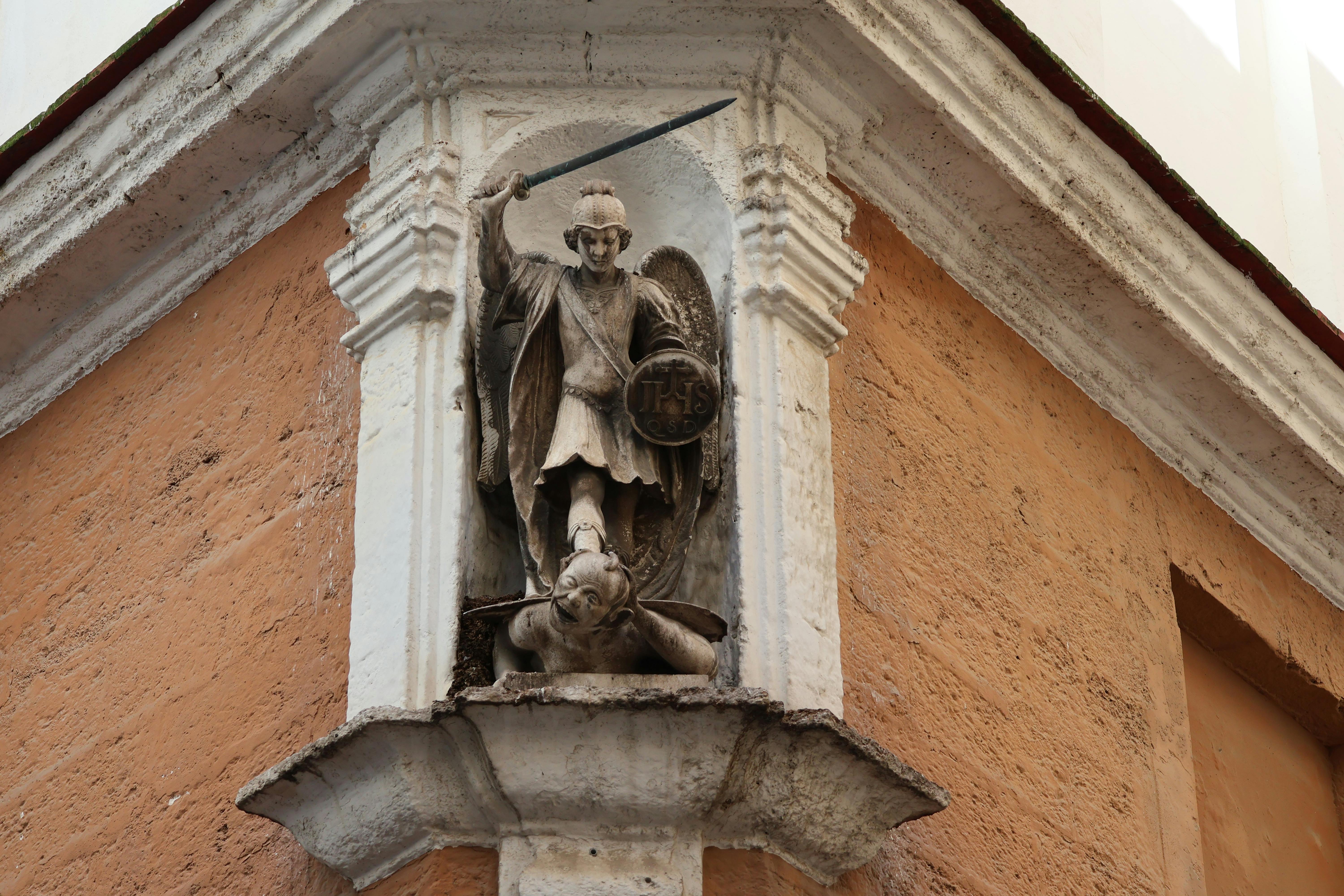 Gratuit Vue détaillée de la statue de Saint Michel à un carrefour historique de Cadix, en Andalousie, Espagne. Photos