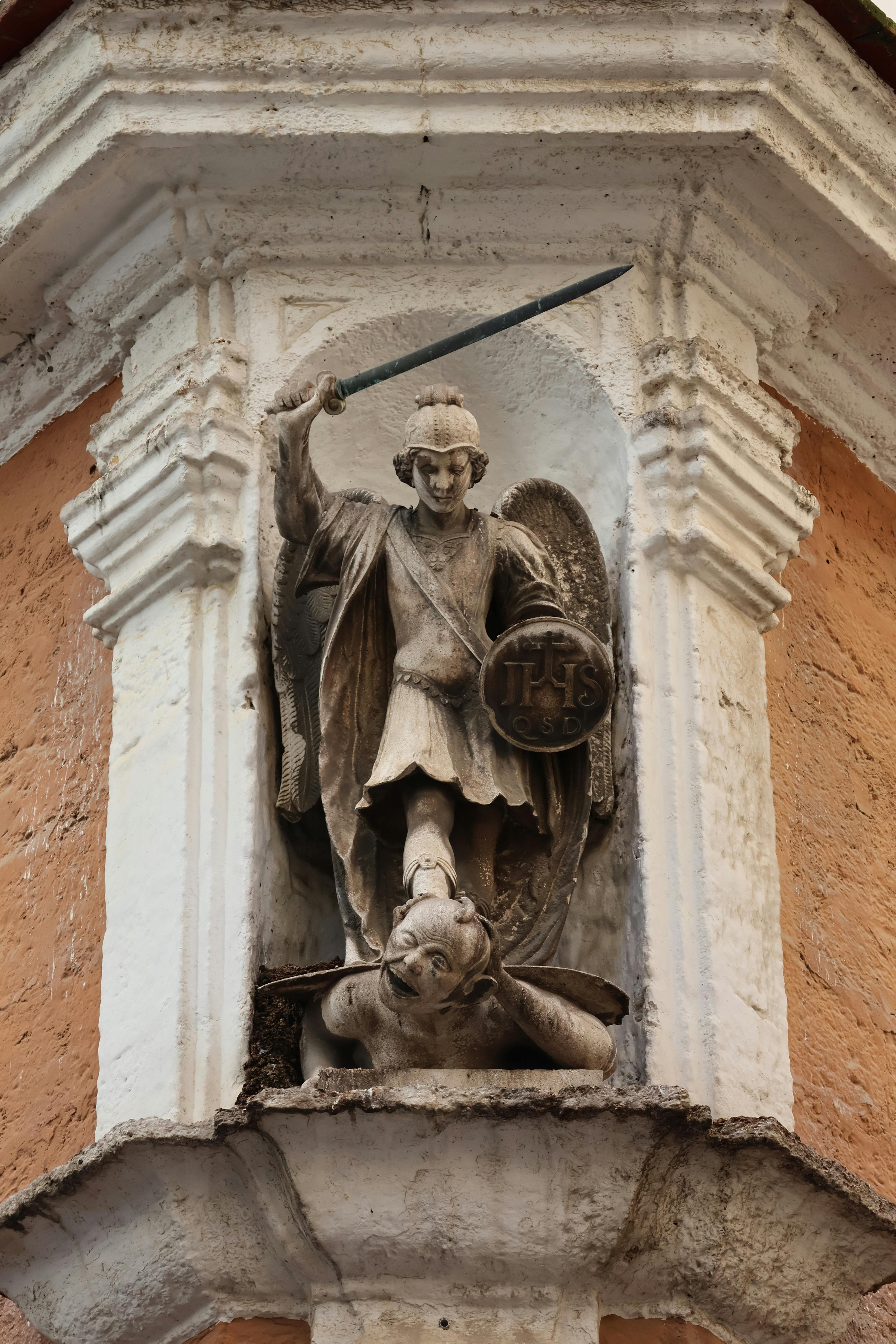 Δωρεάν Άγαλμα του Αρχαγγέλου Μιχαήλ στο Κάντιθ, με περίπλοκες λεπτομέρειες ενός ιστορικού ευρωπαϊκού μνημείου. Φωτογραφία από στοκ φωτογραφιών