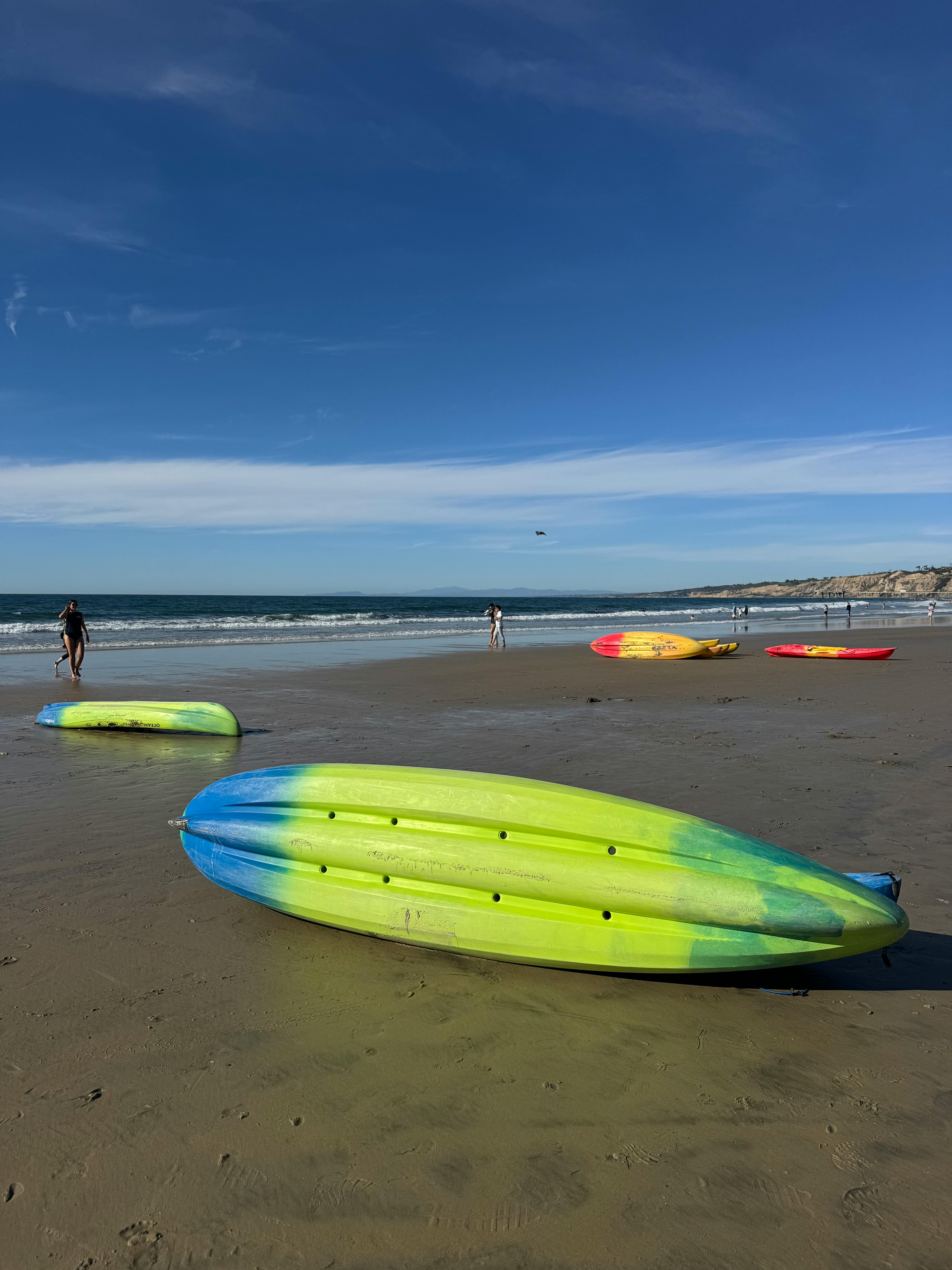 Kostenlos Bunte Kajaks liegen an einem sonnigen Strand in San Diego, Kalifornien. Stock-Foto
