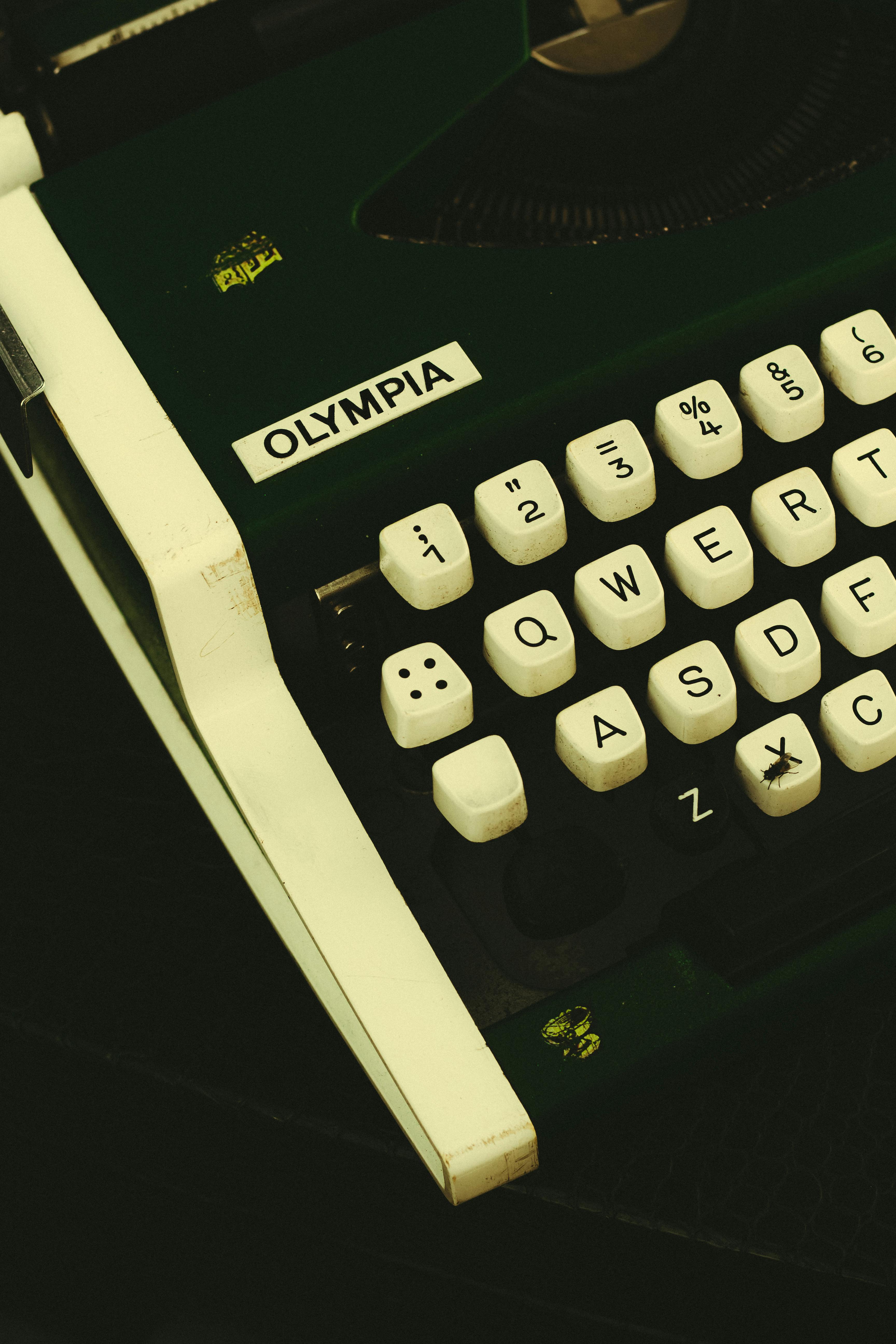 Gratis Nærbilde av en vintage Olympia skrivemaskin, som viser frem dens klassiske design og tastene. Arkivbilde