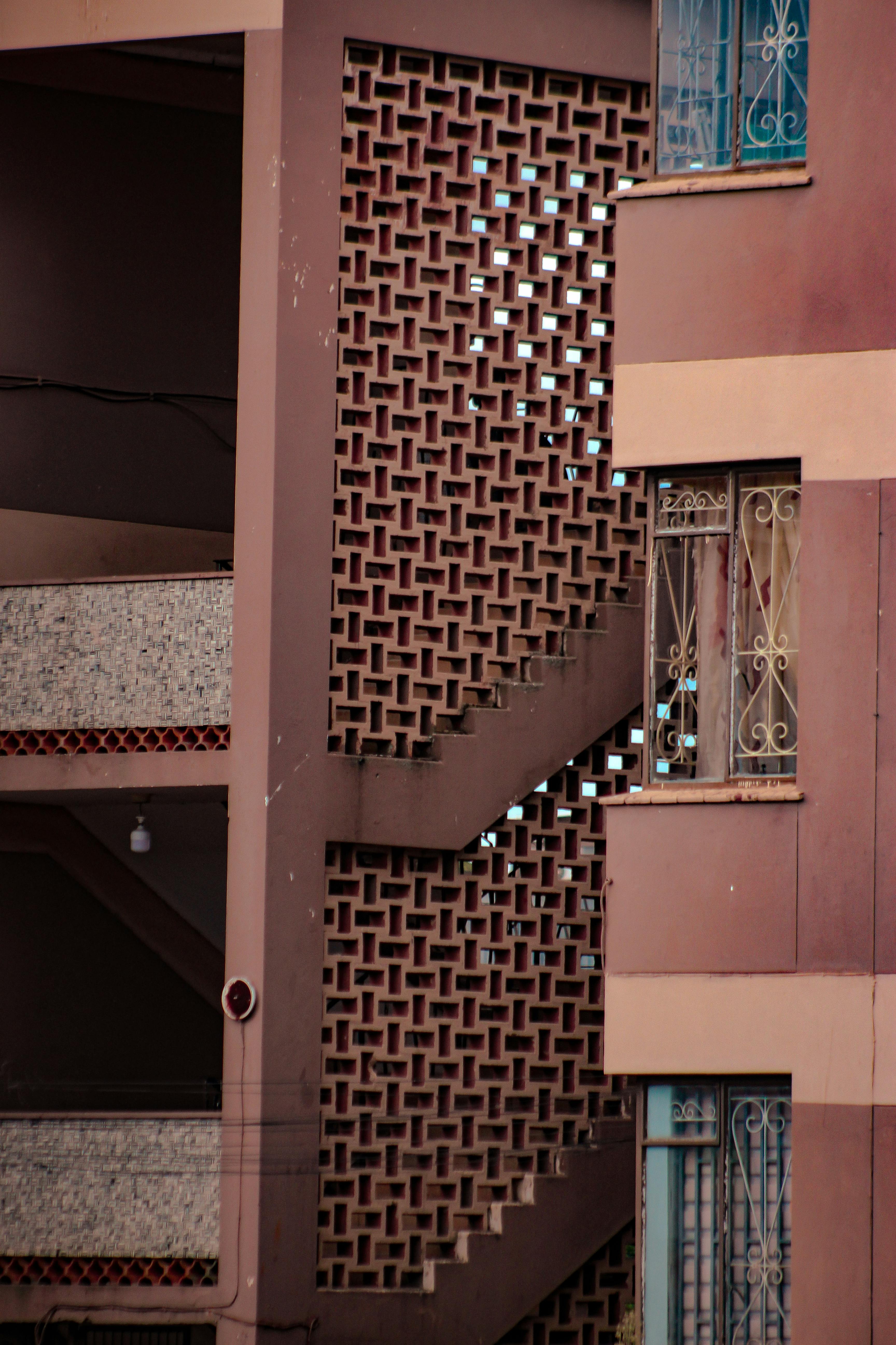 無料 エスワティニのマツァパにおける幾何学と模様を特徴とする現代的な建築デザイン。 写真素材