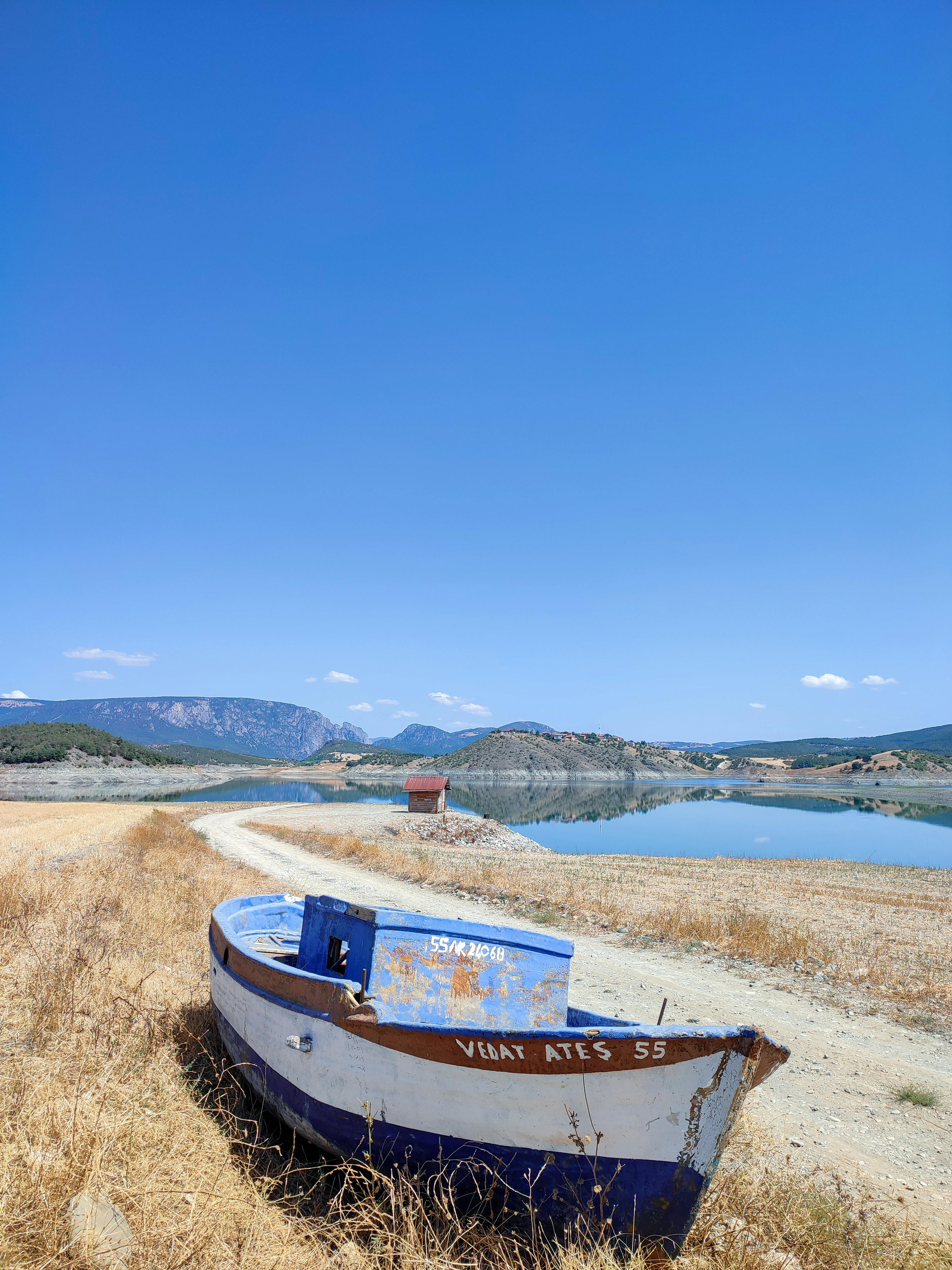 Kostenlos Wunderschöne ländliche Szene mit einem verlassenen Boot an einem klaren See in Samsun, Türkei. Stock-Foto