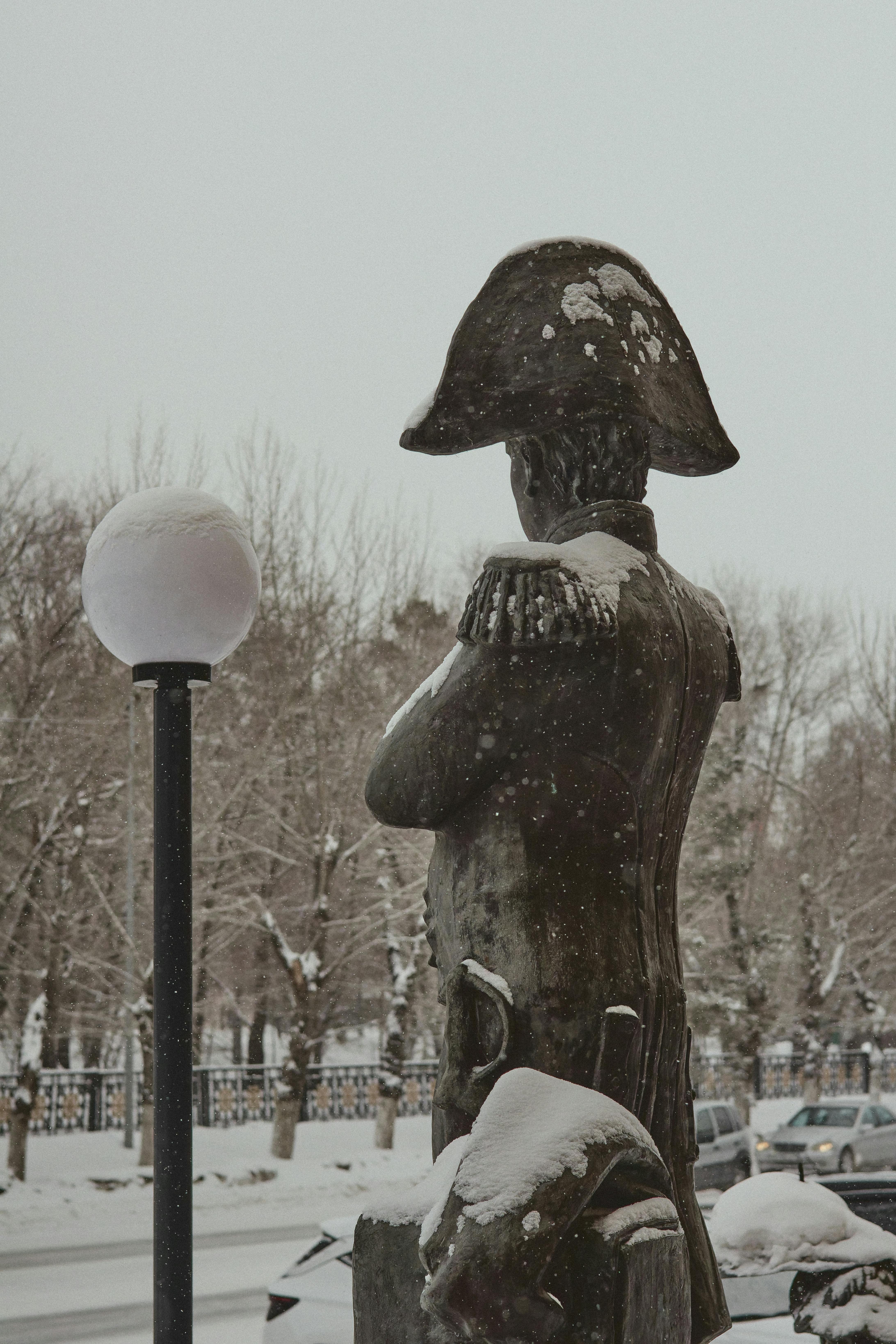 Kostenlos Steinstatue einer historischen Persönlichkeit, die im Winter mit Schnee bedeckt ist. Stock-Foto