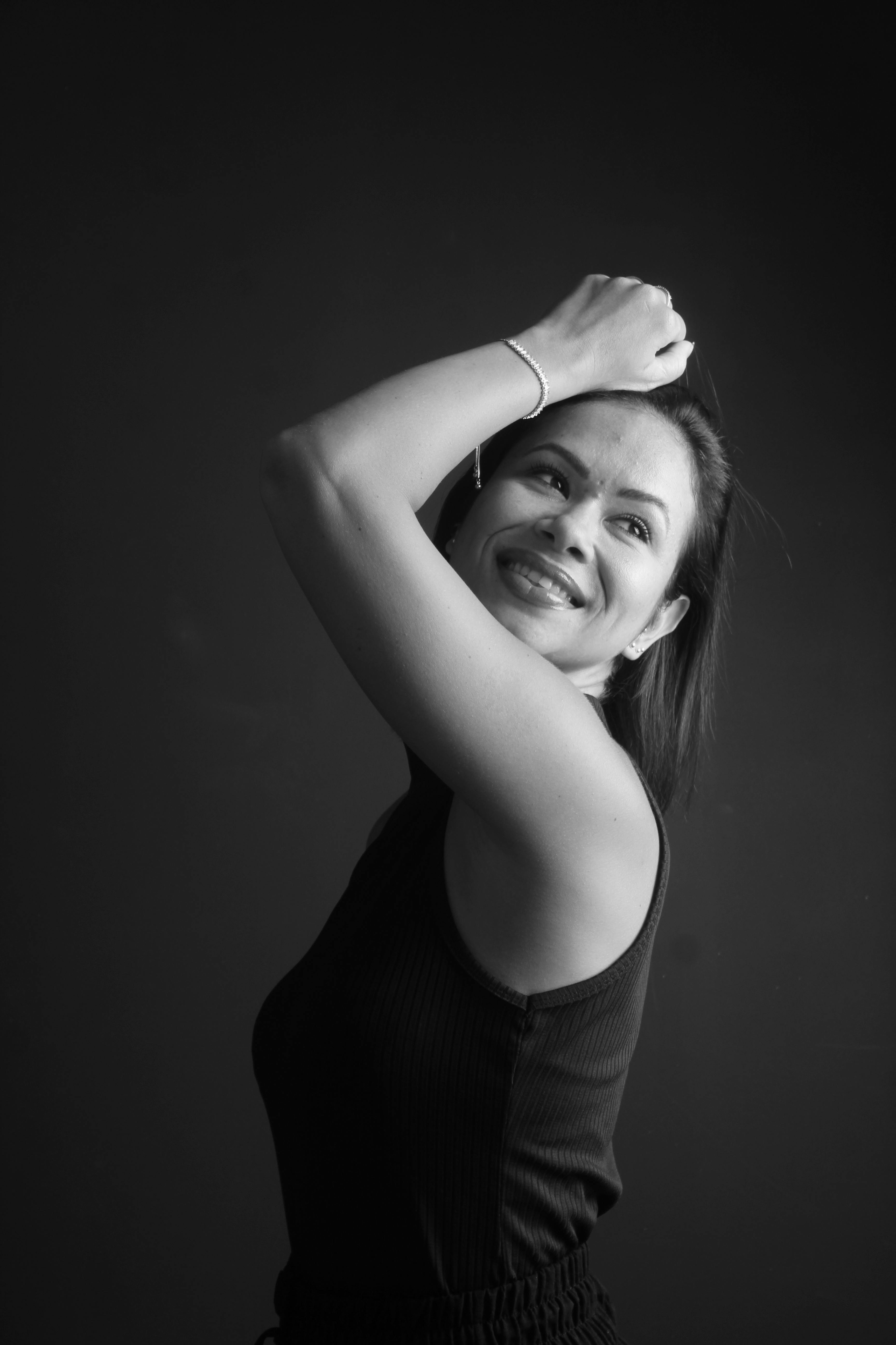 Δωρεάν Σαγηνευτικό ασπρόμαυρο πορτρέτο μιας γυναίκας που χαμογελά με το χέρι στο κεφάλι. Φωτογραφία από στοκ φωτογραφιών