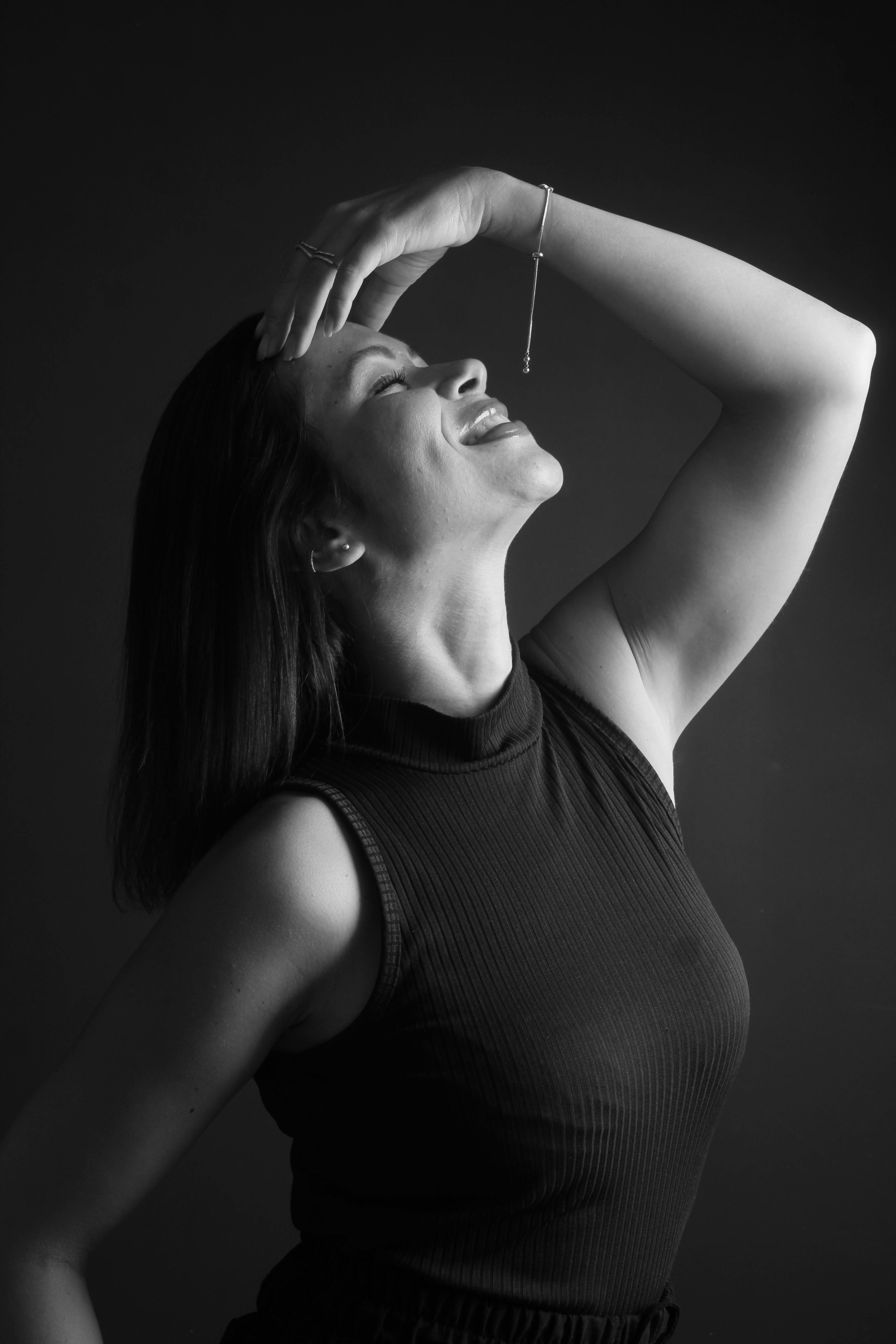 Δωρεάν Ένα κλασικό ασπρόμαυρο πορτρέτο που αποτυπώνει τη χαρά μιας χαμογελαστής γυναίκας που κοιτάζει προς τα πάνω. Φωτογραφία από στοκ φωτογραφιών