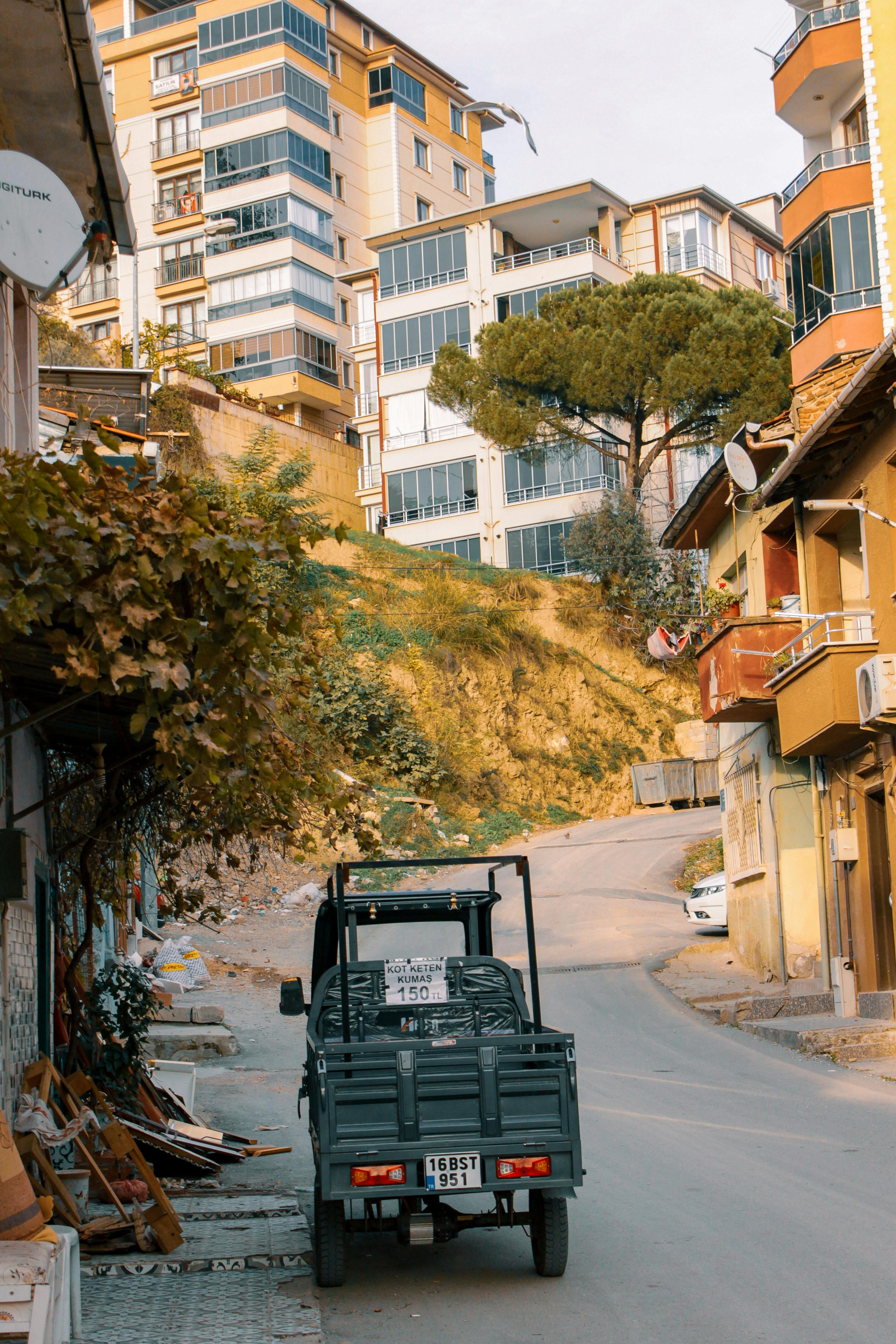 Kostenlos Eine Stadtstraßenszene mit modernen Gebäuden unter klarem Himmel, die das städtische Leben zeigt. Stock-Foto