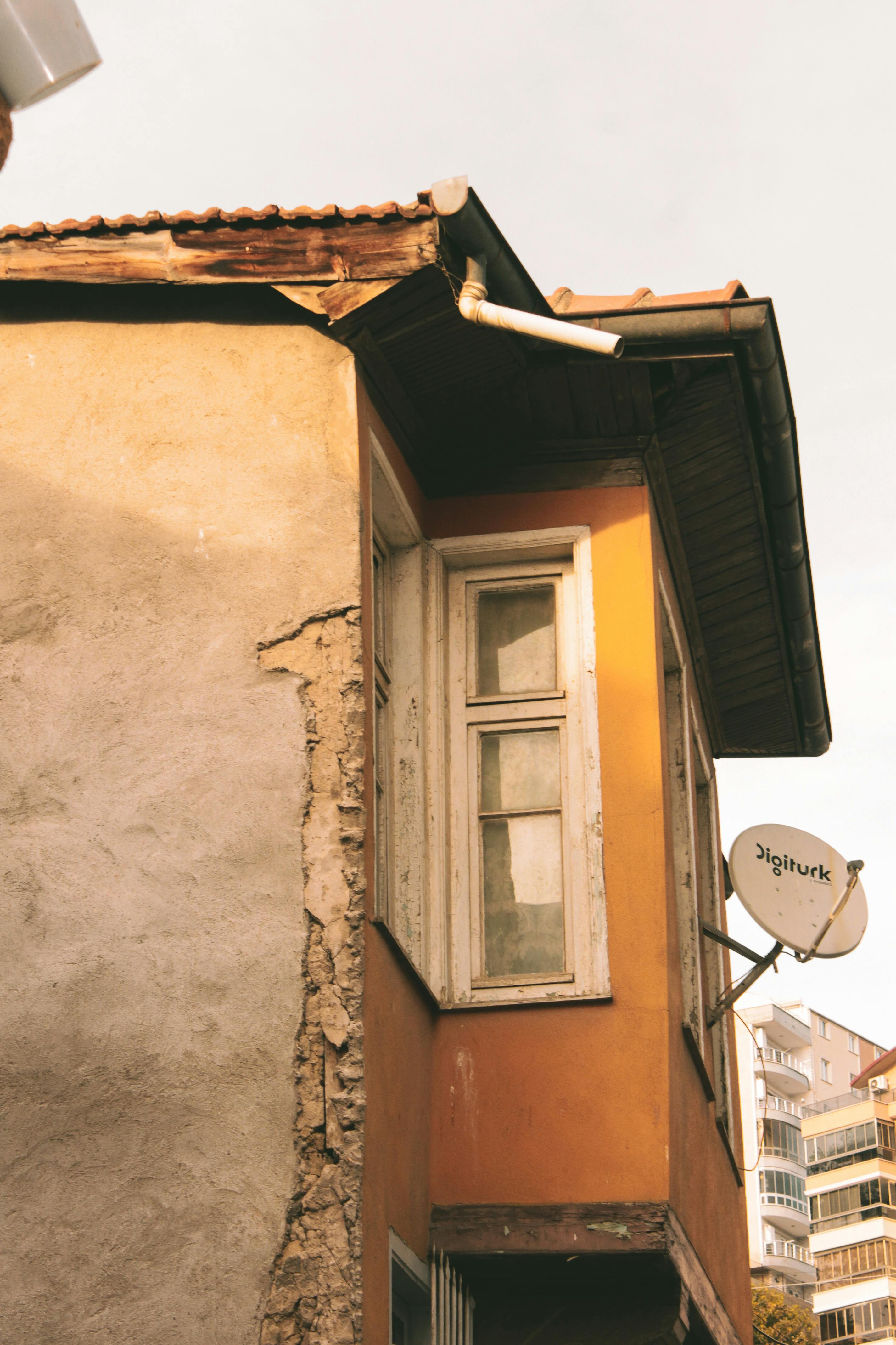 Δωρεάν Γωνία παλιού κτιρίου με δορυφορική κεραία που αντανακλά την αντίθεση της αστικής παρακμής και του εκσυγχρονισμού. Φωτογραφία από στοκ φωτογραφιών