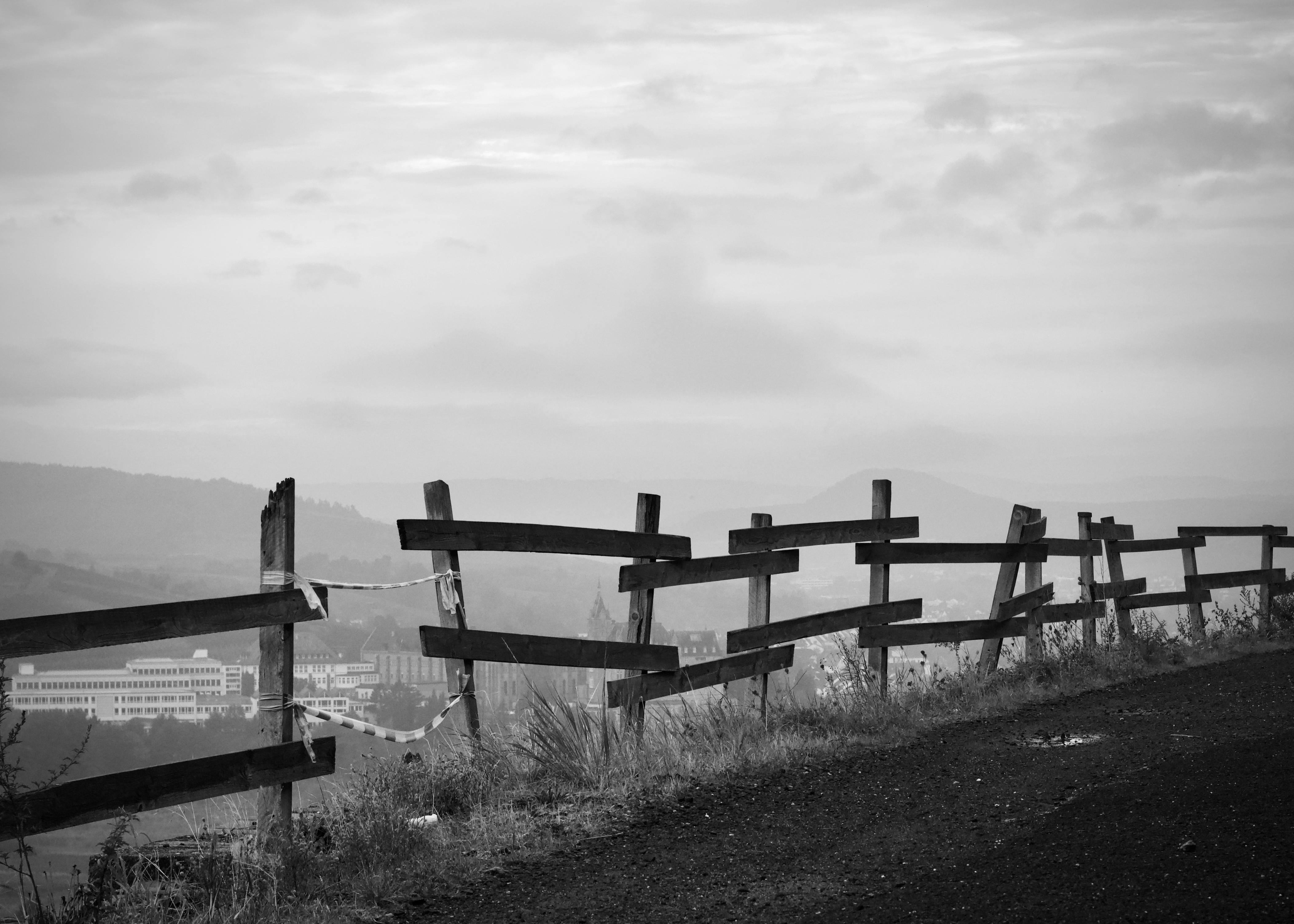 Δωρεάν Ασπρόμαυρη φωτογραφία ενός αγροτικού ξύλινου φράχτη σε ένα ομιχλώδες τοπίο. Φωτογραφία από στοκ φωτογραφιών