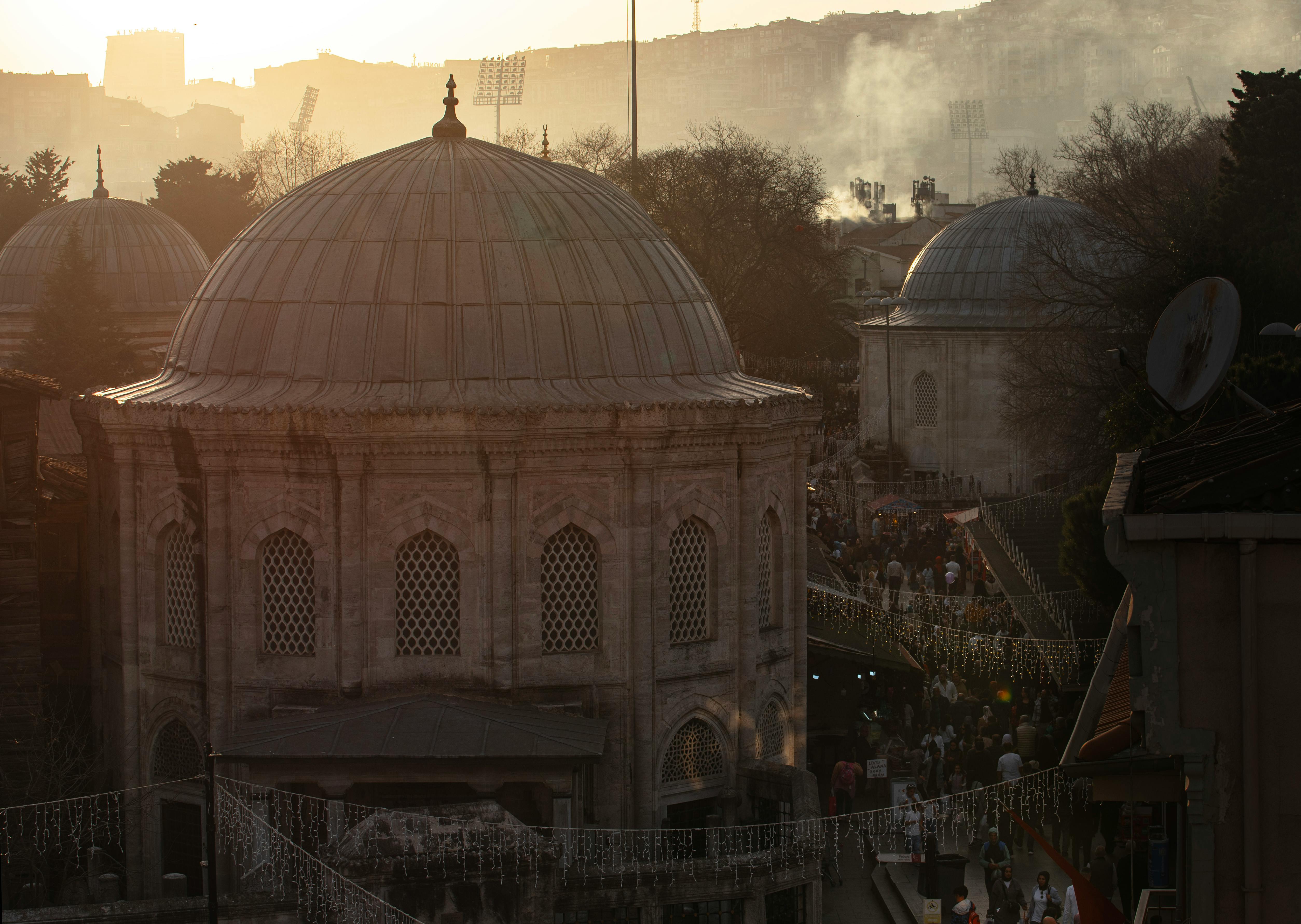 Δωρεάν Σαγηνευτική θέα της οθωμανικής αρχιτεκτονικής λουσμένη στο ζεστό φως του ηλιοβασιλέματος, με τον ορίζοντα της πόλης. Φωτογραφία από στοκ φωτογραφιών