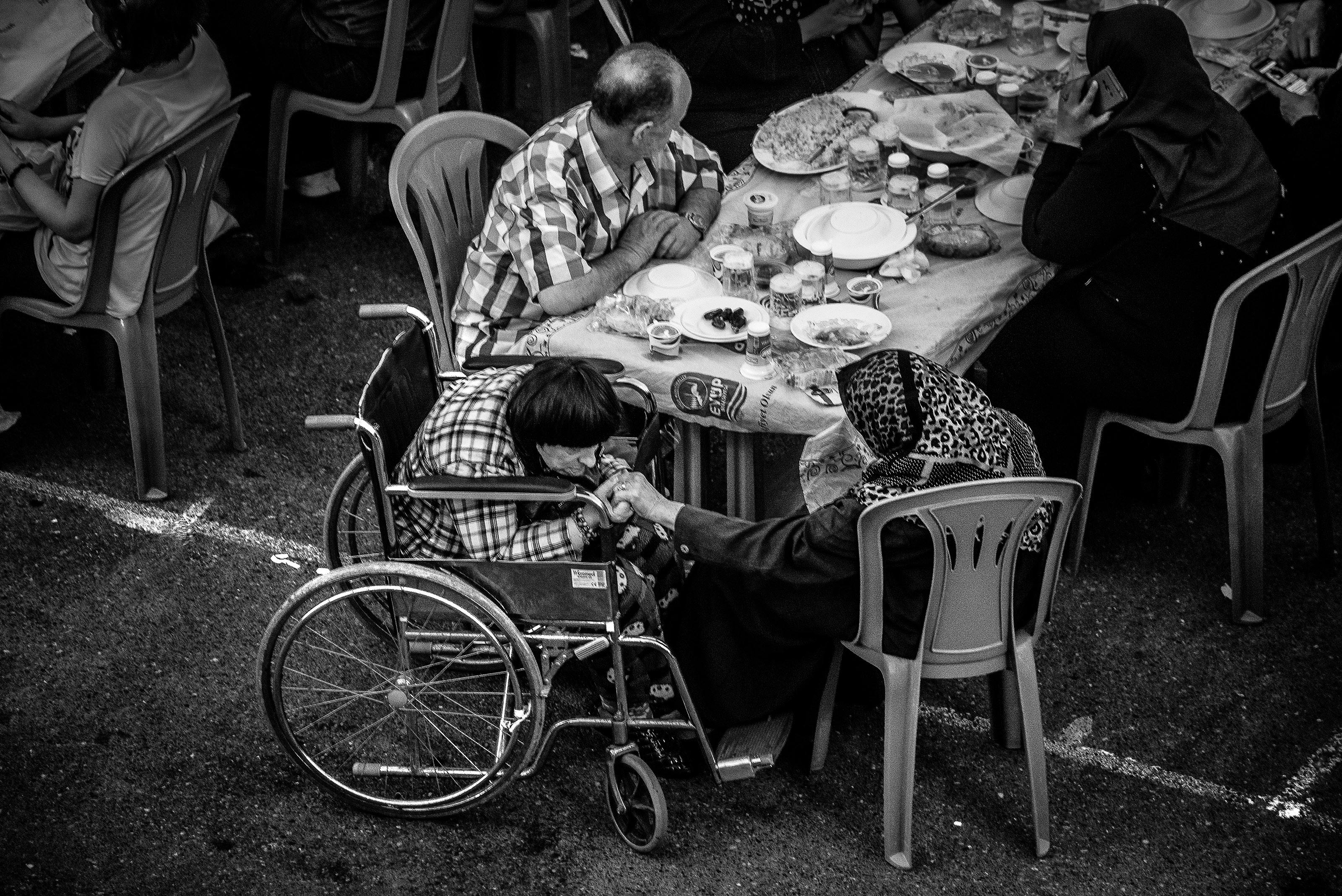 Δωρεάν Μια συγκινητική στιγμή μεταξύ δύο ανθρώπων σε μια υπαίθρια συγκέντρωση με φαγητό και ποτό. Φωτογραφία από στοκ φωτογραφιών