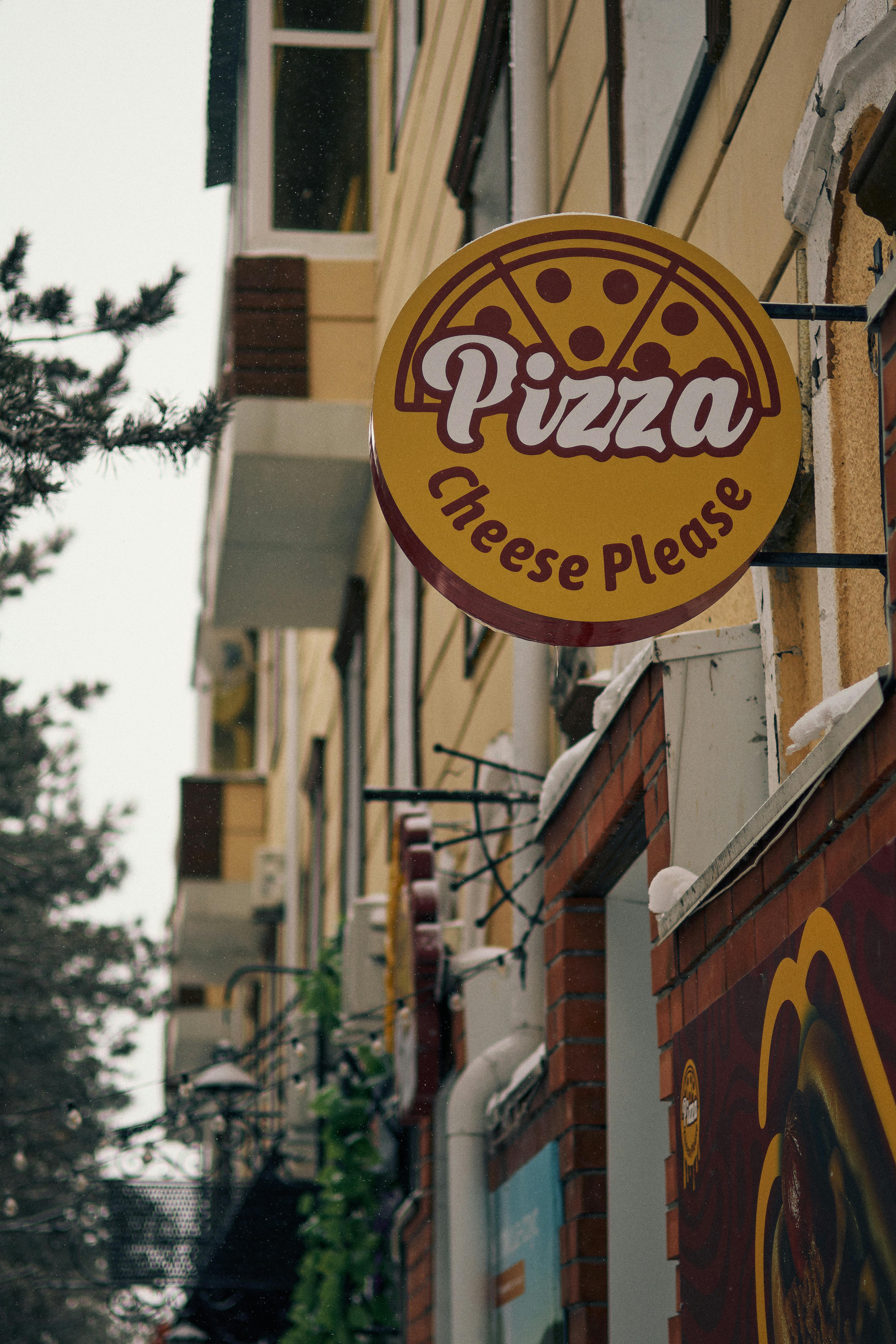 Δωρεάν Πινακίδα αστικής πιτσαρίας που γράφει «Pizza Cheese Please» μια χιονισμένη μέρα. Φωτογραφία από στοκ φωτογραφιών