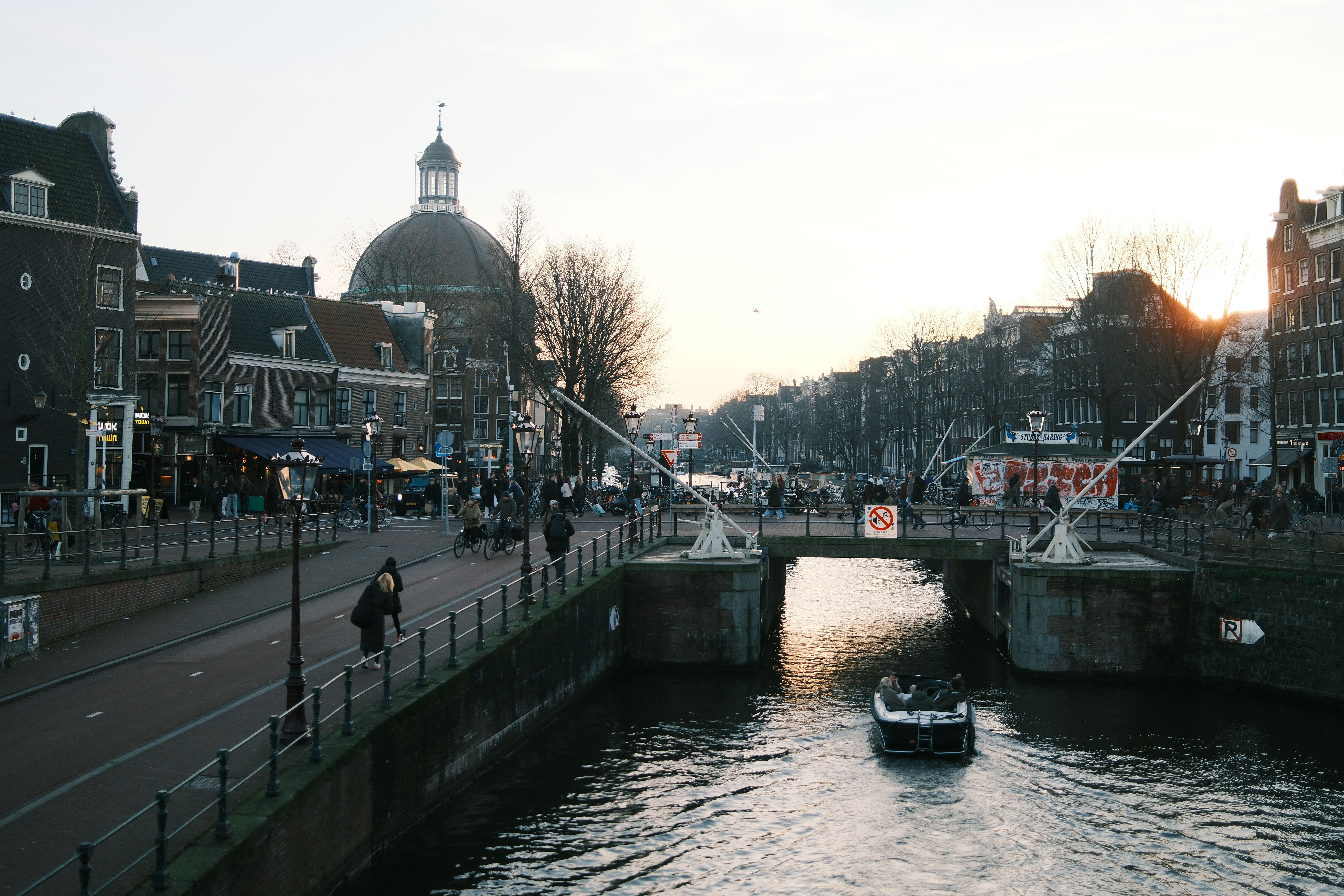 Canal Saint-Martin Paris: Permata Tersembunyi di Jantung Kota Cinta yang Wajib Dikunjungi