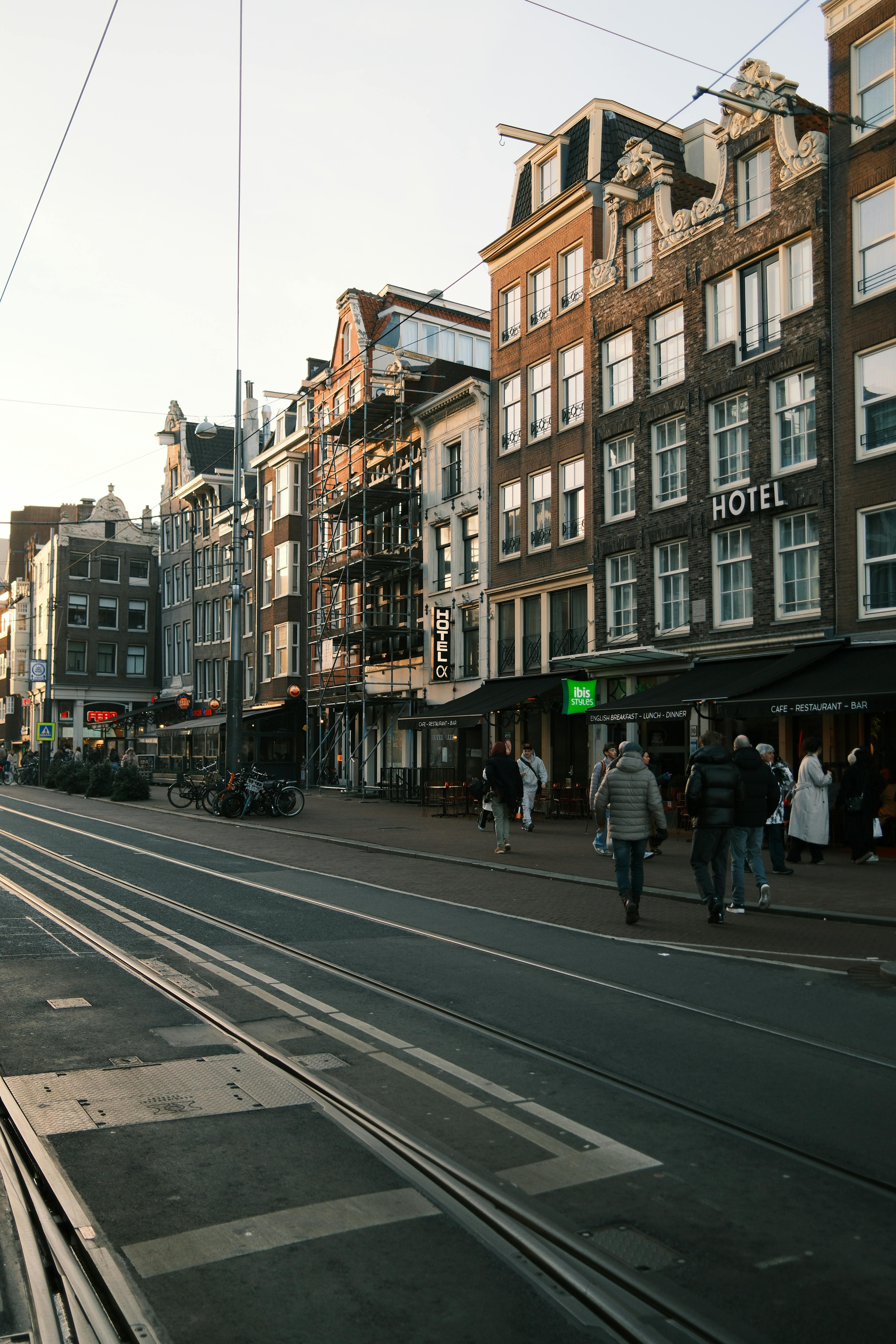 Δωρεάν Γραφική θέα στο Άμστερνταμ από δρόμους που αναδεικνύει ιστορικά κτίρια και αστική ζωή στο λυκόφως. Φωτογραφία από στοκ φωτογραφιών