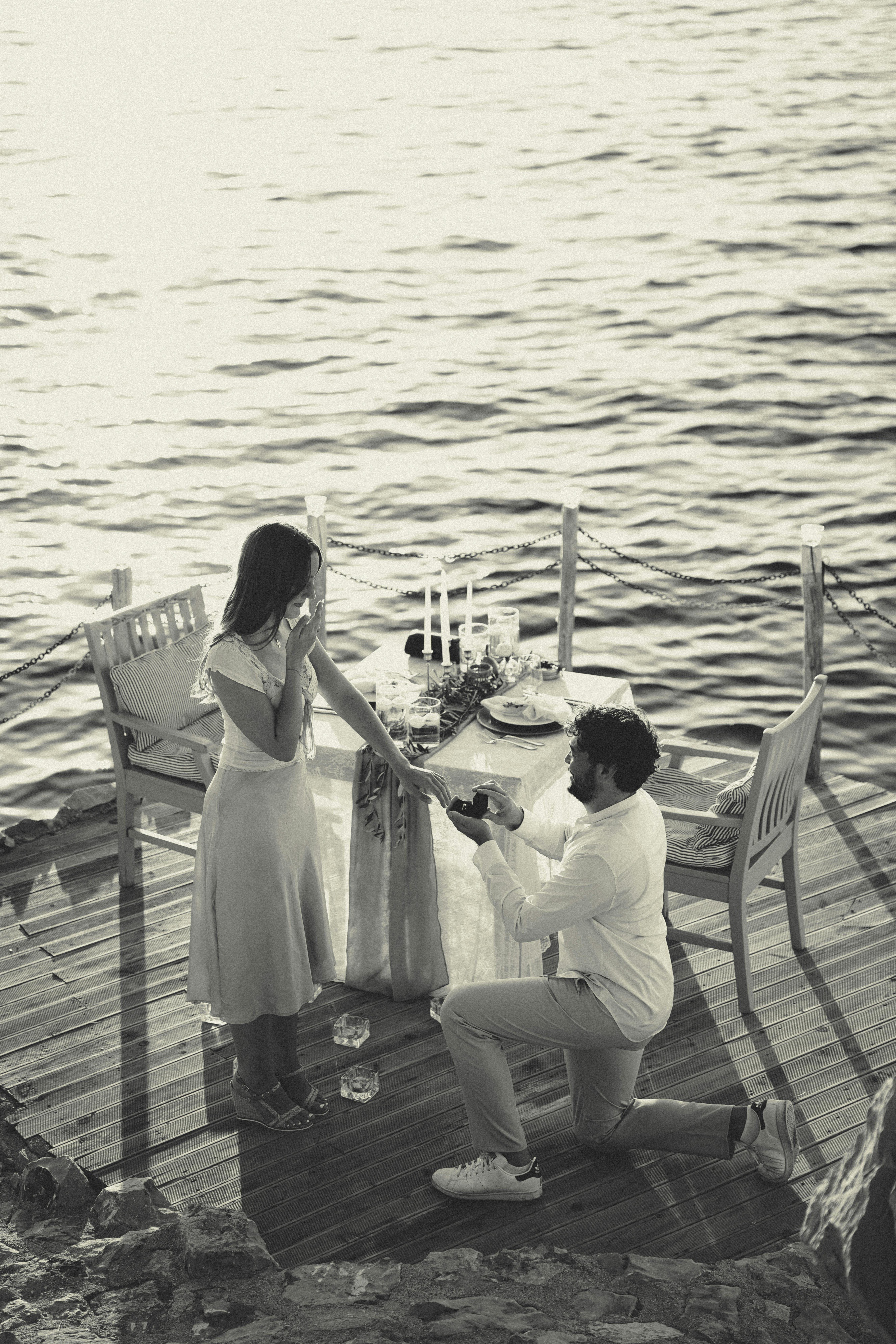 Kostenlos Ein unvergesslicher Heiratsantrag am Wasser im Sonnenuntergang. Liebe, Aufregung und ein neuer Anfang. Stock-Foto