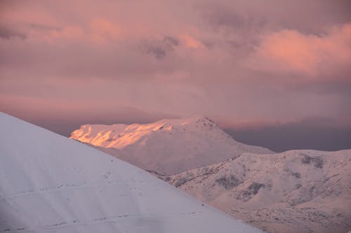 Sneeuw Bedekte Berg Onder Bewolkte Hemel Tijdens Zonsondergang