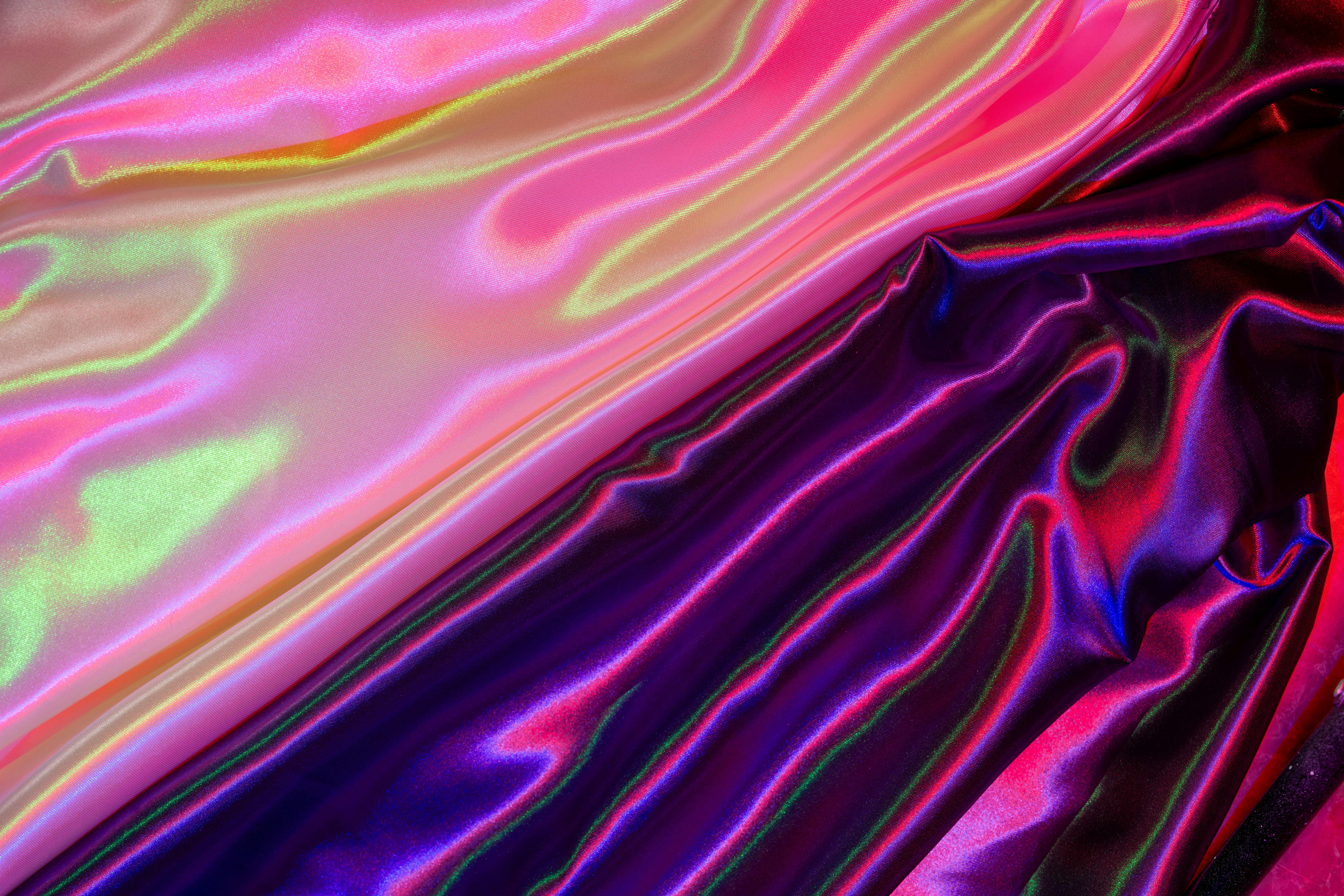 Ücretsiz Renkli saten kumaş, yaratıcı aydınlatma altında canlı ve parıldayan bir doku sergiler; soyut arka planlar için idealdir. Stok Fotoğraflar