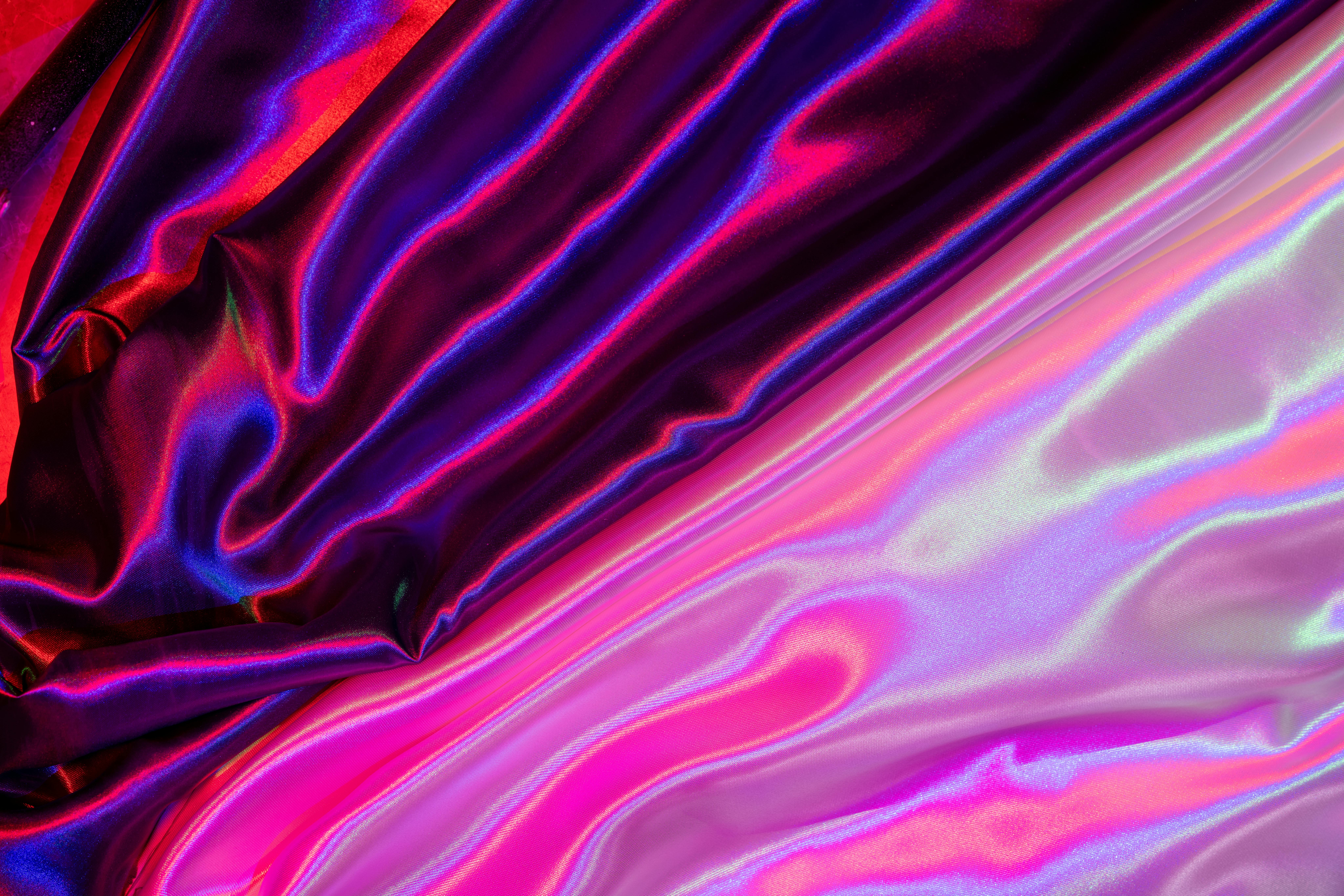 無料 鮮やかな色合いと贅沢な質感を際立たせた、色鮮やかな波紋模様のシルク生地を鮮やかに表現しました。 写真素材