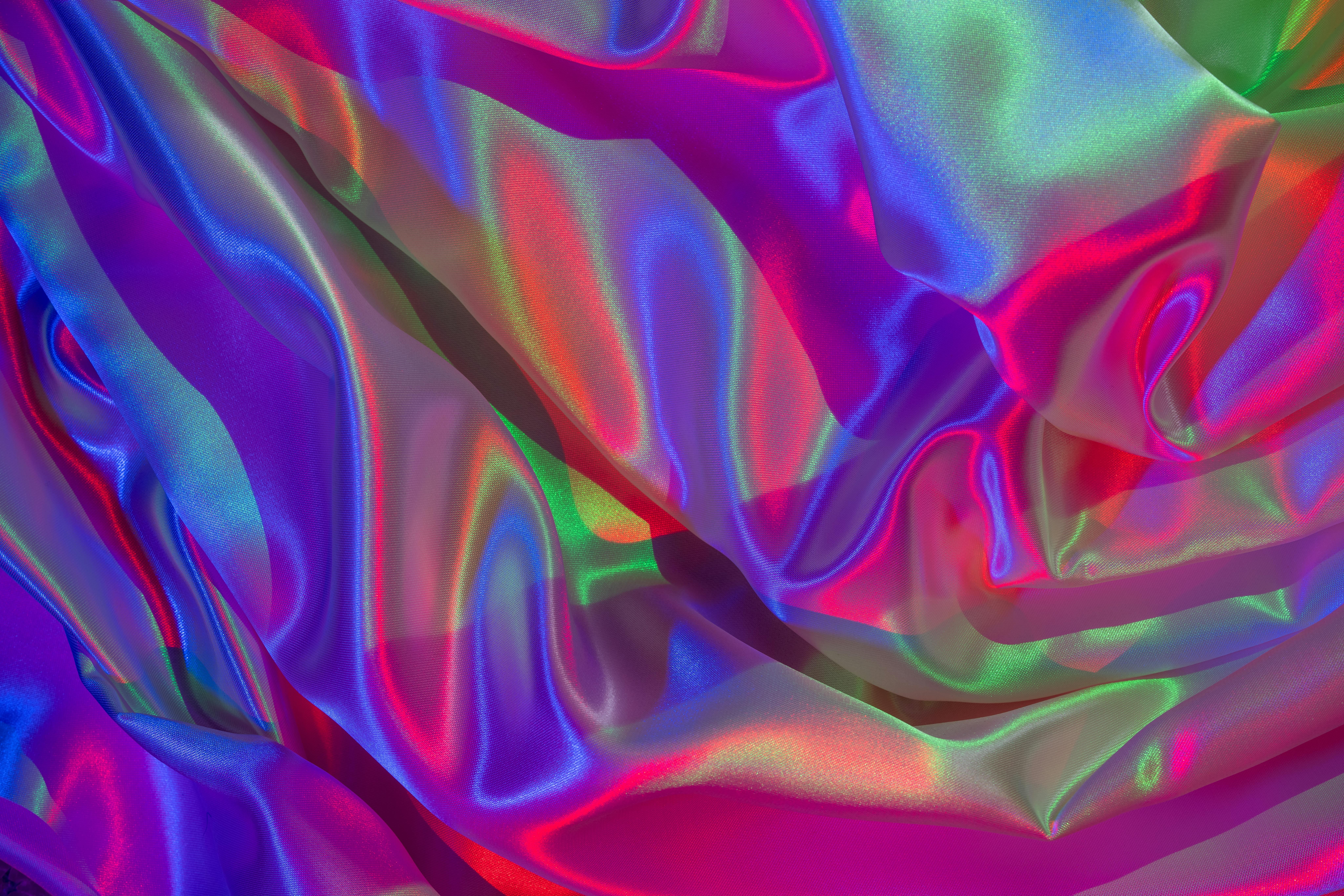 Δωρεάν Πολύχρωμο σατέν ύφασμα που παρουσιάζει ζωντανά αφηρημένα σχέδια και αποχρώσεις με γυαλιστερή υφή. Φωτογραφία από στοκ φωτογραφιών