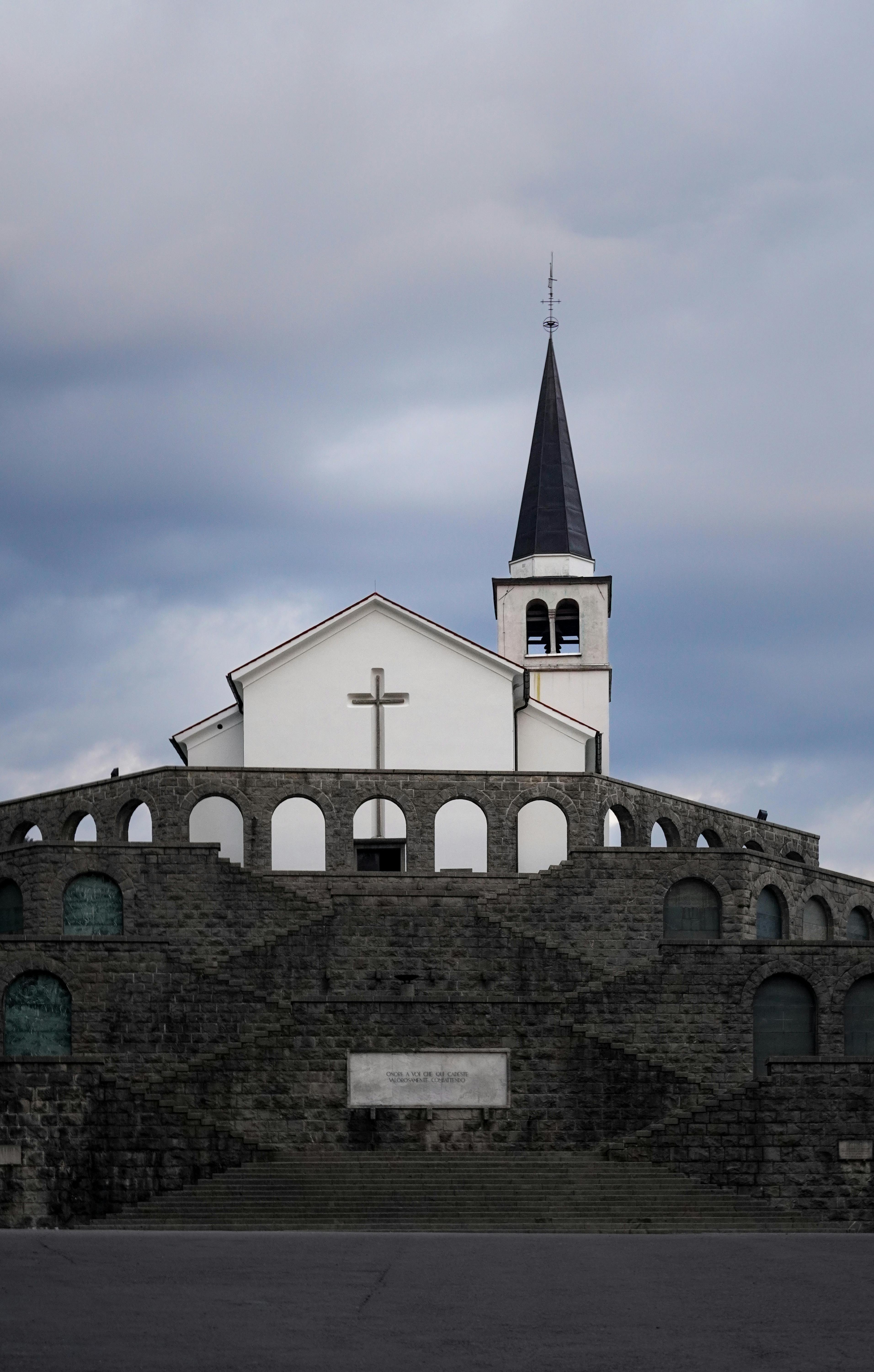 Kostenlos Kirche und Denkmal vor bewölktem Himmel in Tolmin, Slowenien. Stock-Foto