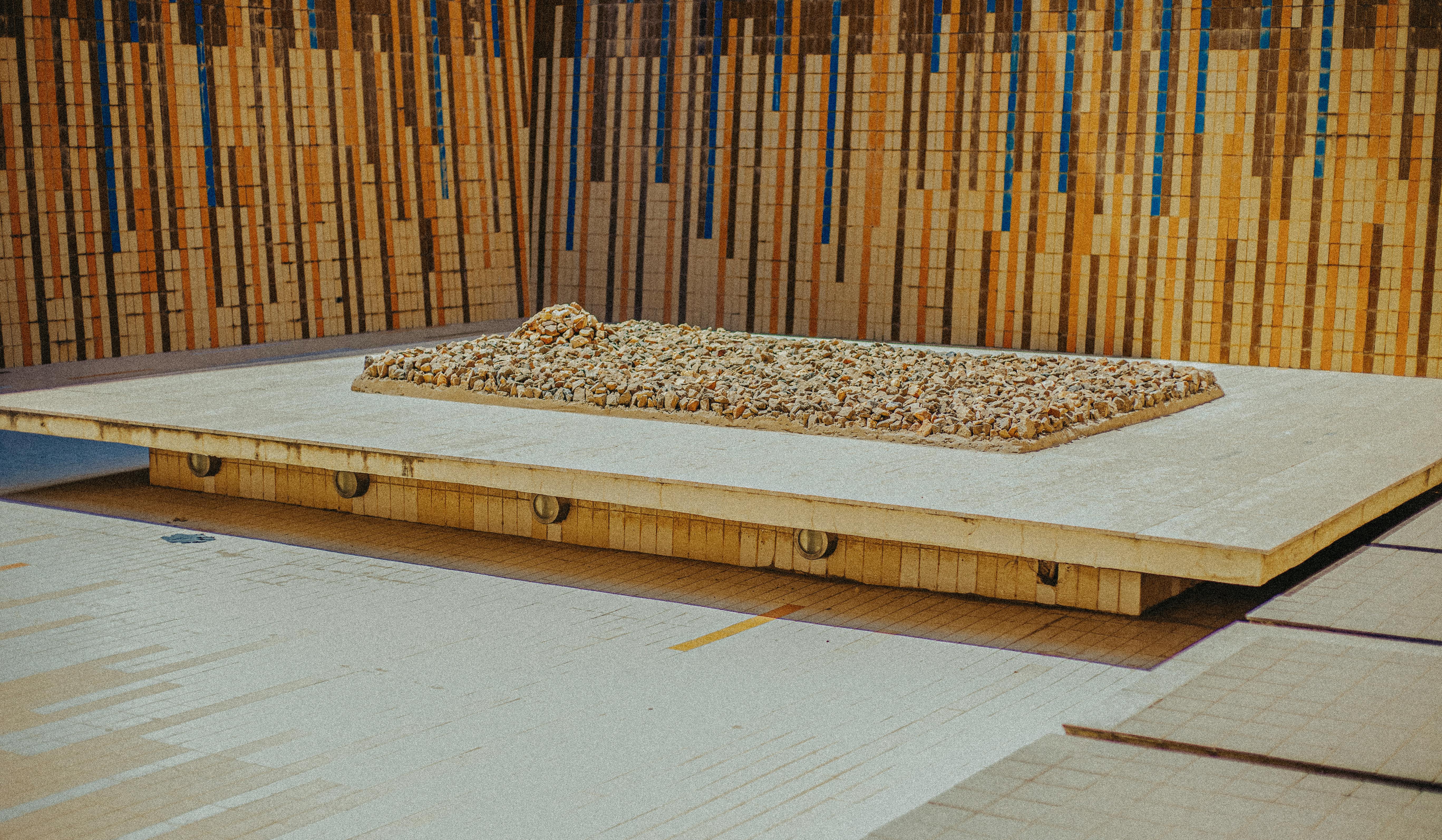 Gratuit Installation d'art abstrait moderne présentant des formes géométriques et des surfaces texturées en extérieur. Photos