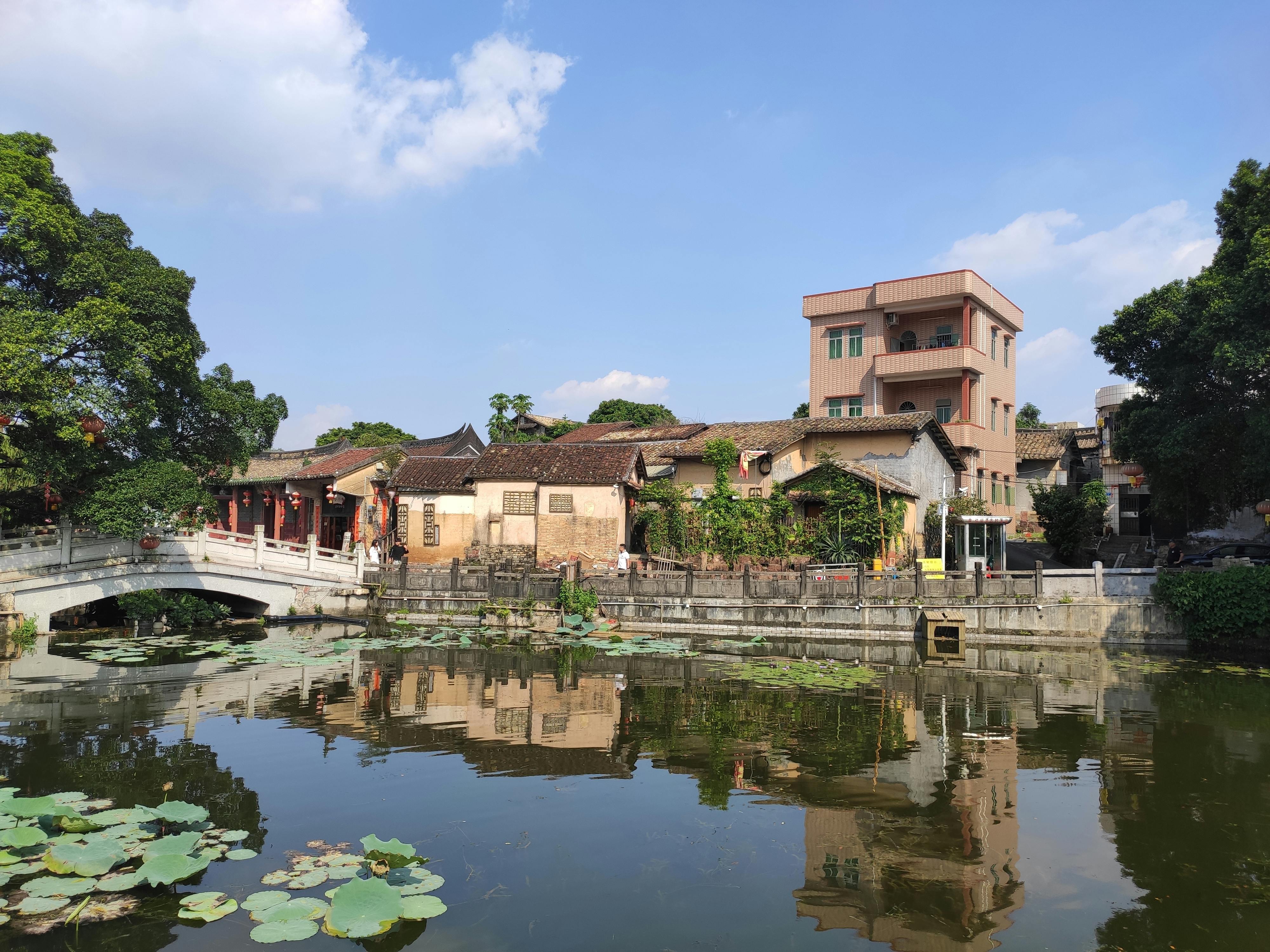 Kostenlos Bezaubernder Blick auf traditionelle chinesische Architektur an einem ruhigen Teich in Dongguan, China. Stock-Foto